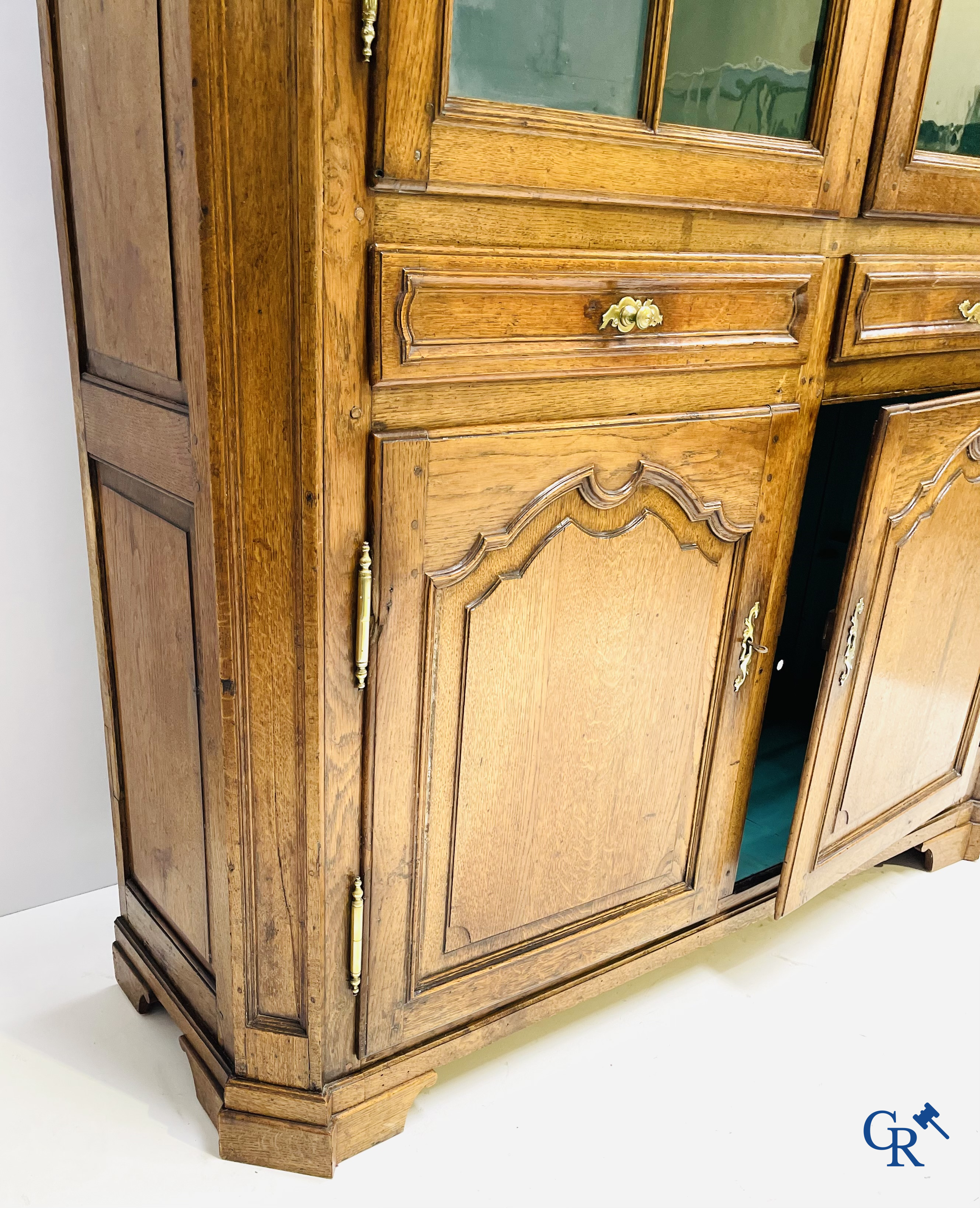 Eikenhouten vitrinekast met 4 deuren en 2 laden. Frankrijk of Vlaanderen 18e eeuw.