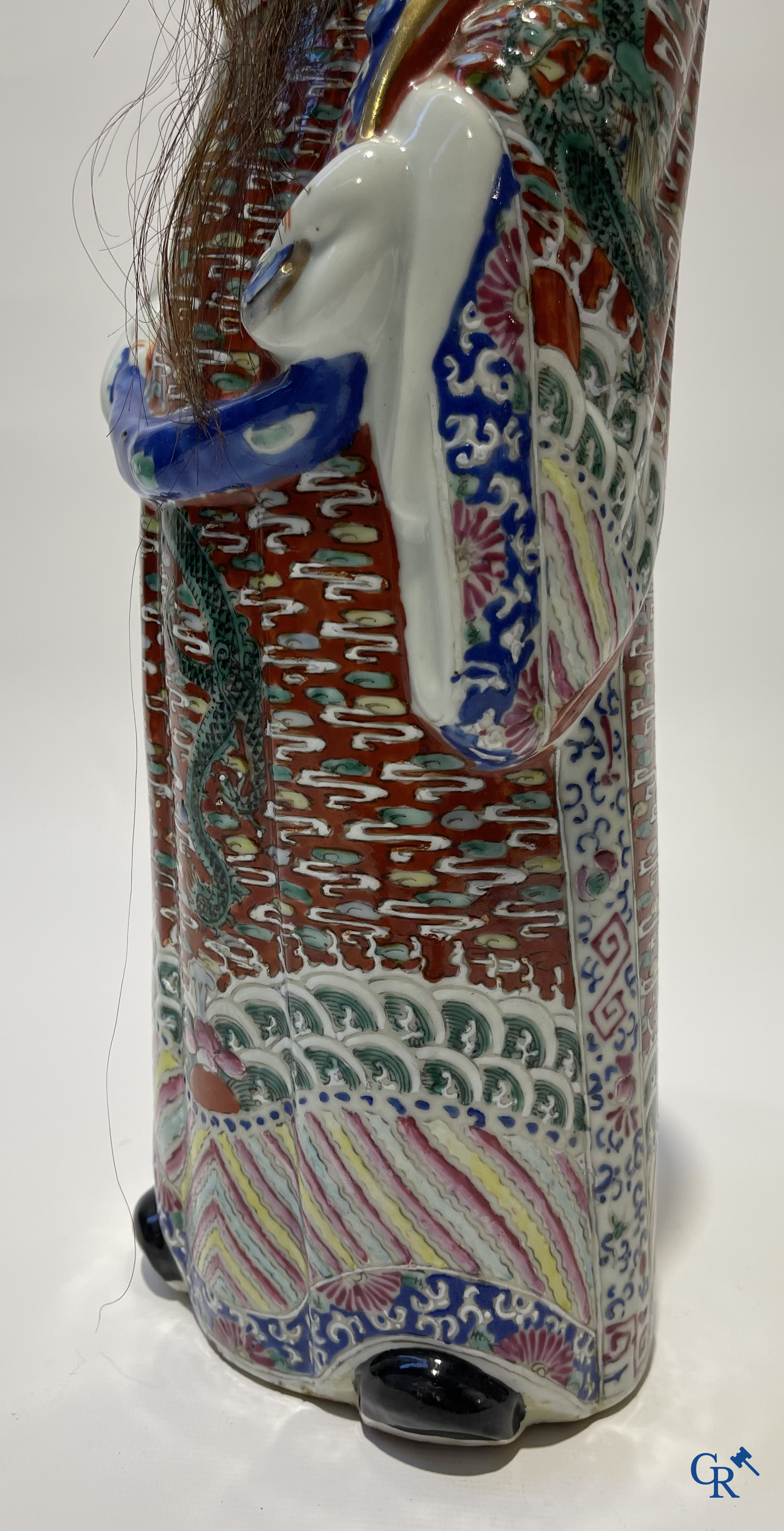 Aziatica. Een Chinese wijsheer in famille rose porselein op een houten sokkel. Gemerkt. 19de eeuw.