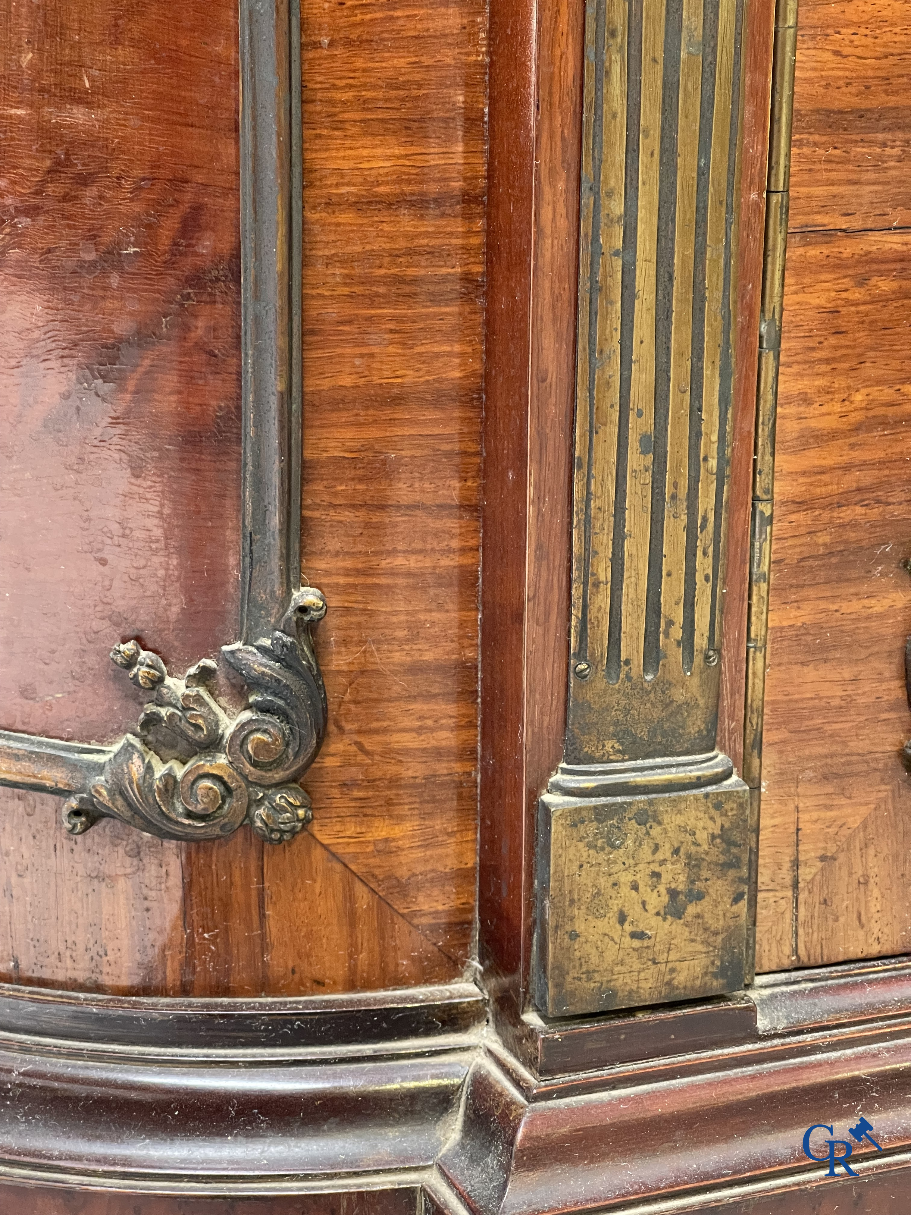 Uitzonderlijk eetkamermeubilair in mahoniehout fineer, marmer en brons. Napoleon III stijl. Circa 1900.