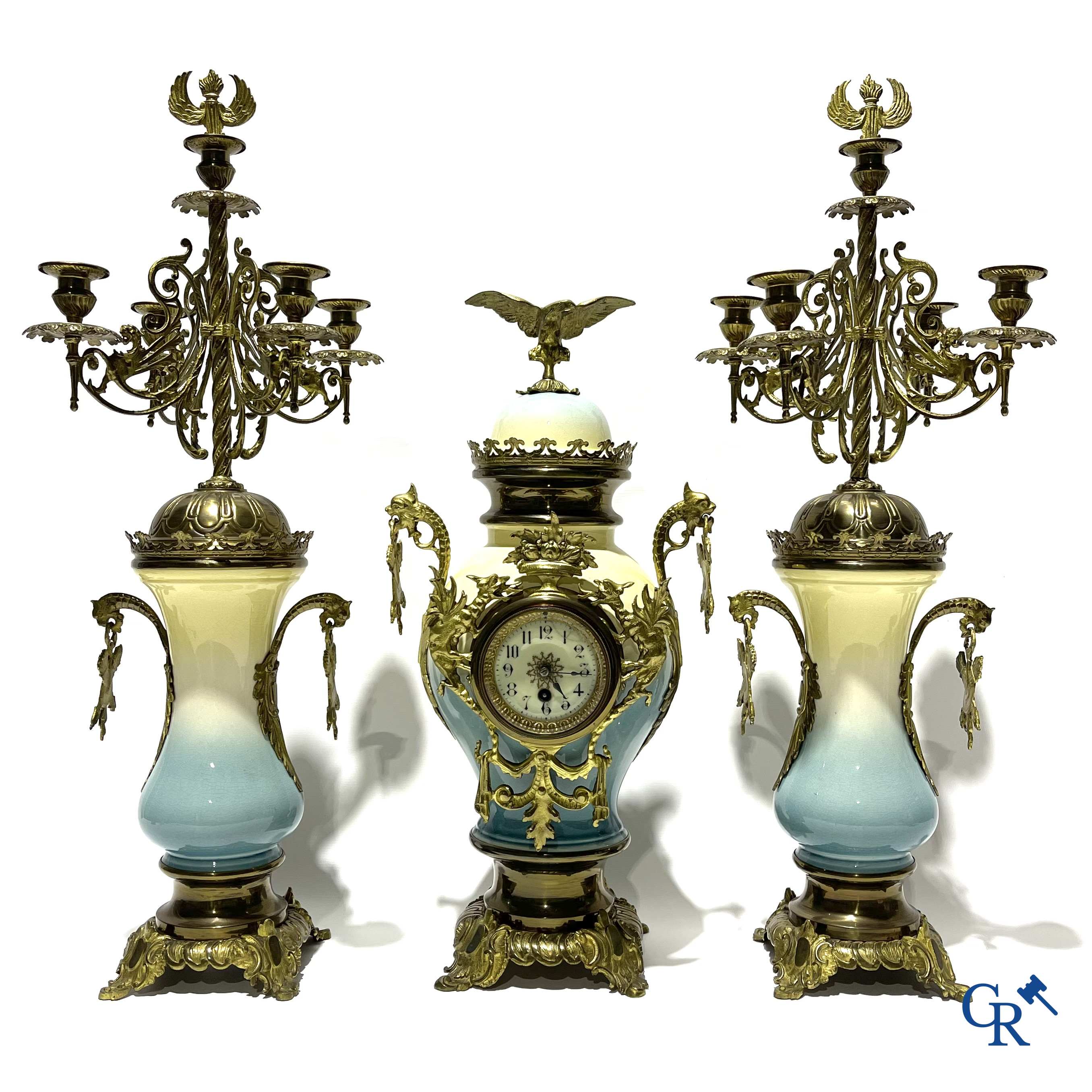 Een groot 5-delige schouwgarnituur in brons en faience. Belle Epoque, Circa 1900.