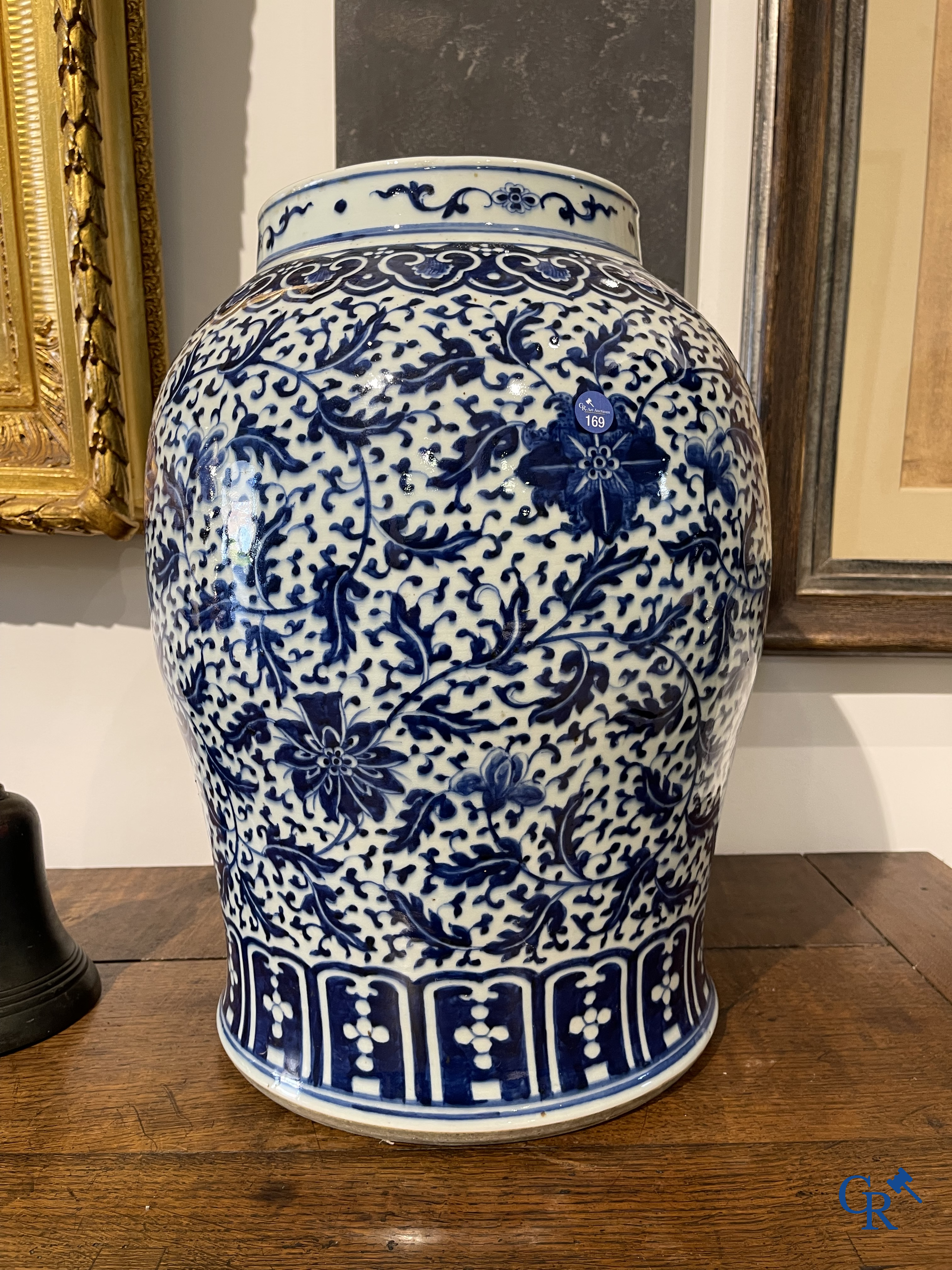 Asian Art. Chinese porcelain. A massive Chinese blue and white baluster vase and lid with lotus roll decor. 19th century.