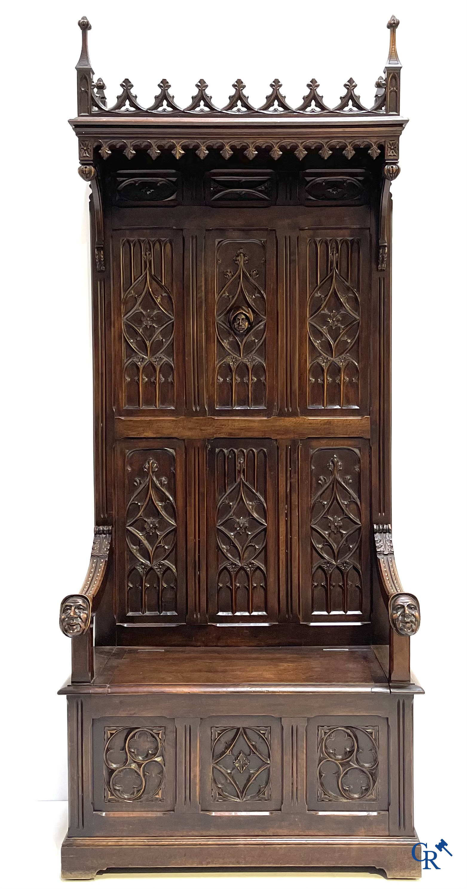 Een neogotische hallbank met koffer in notelaar. Gemerkt "Au Gros Chêne" à Paris.