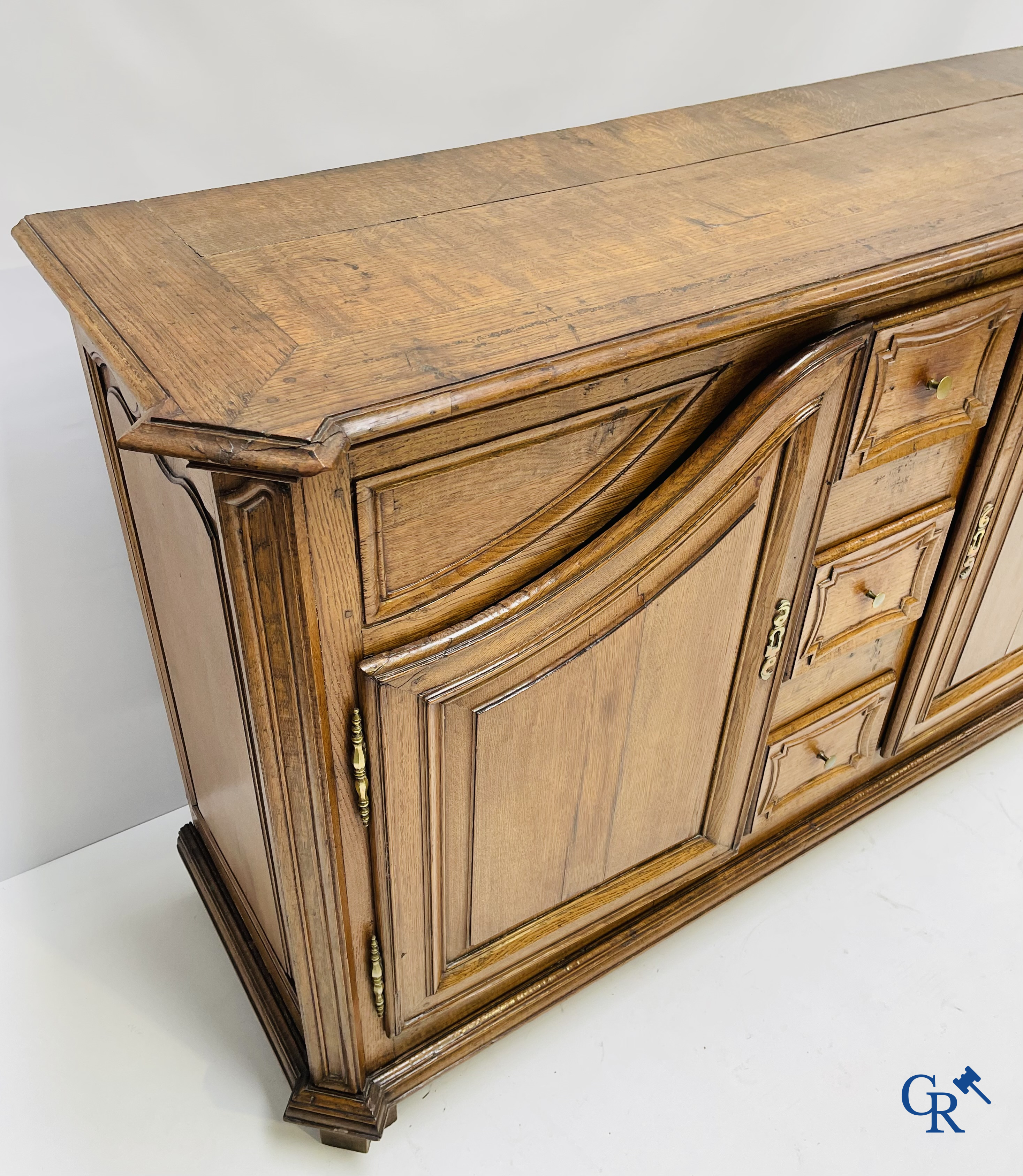 Eikenhouten franse dressoir. 2 deuren en 3 laden. Eind 18e eeuw.