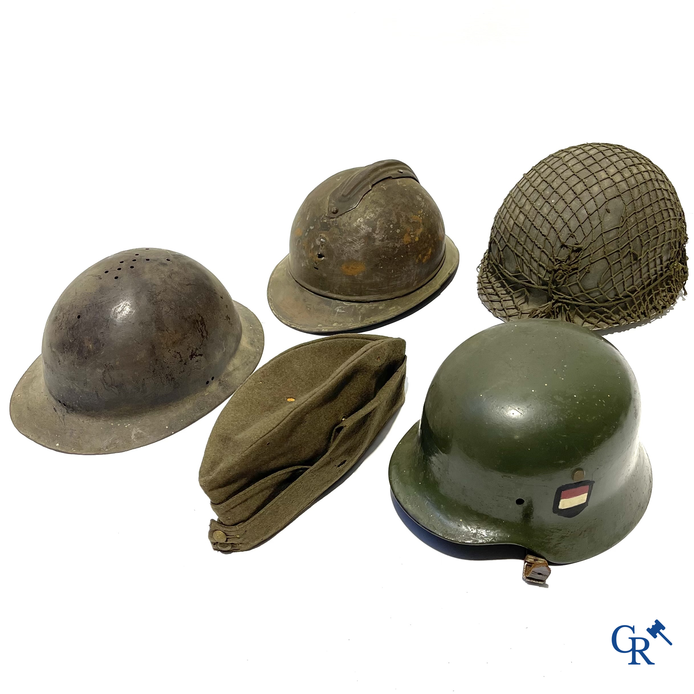 Militaria. Kavel van 5 militaire hoofddeksels, sommige WO II waaronder een officiers pet van The Headline Hat Co, 1941.