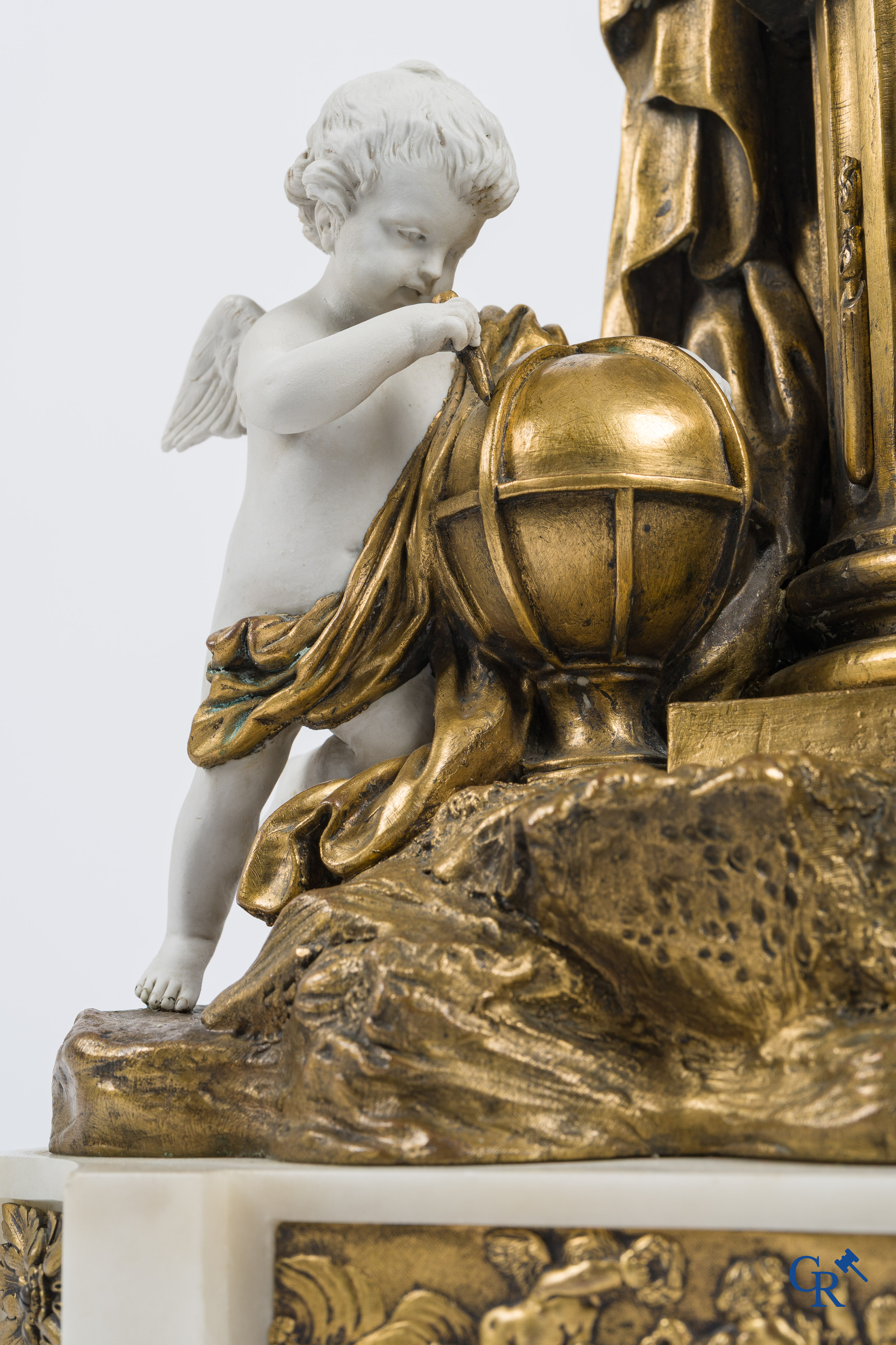 Een schouwklok in brons, witte marmer en Sèvres biscuit. Frans werk circa 1880.