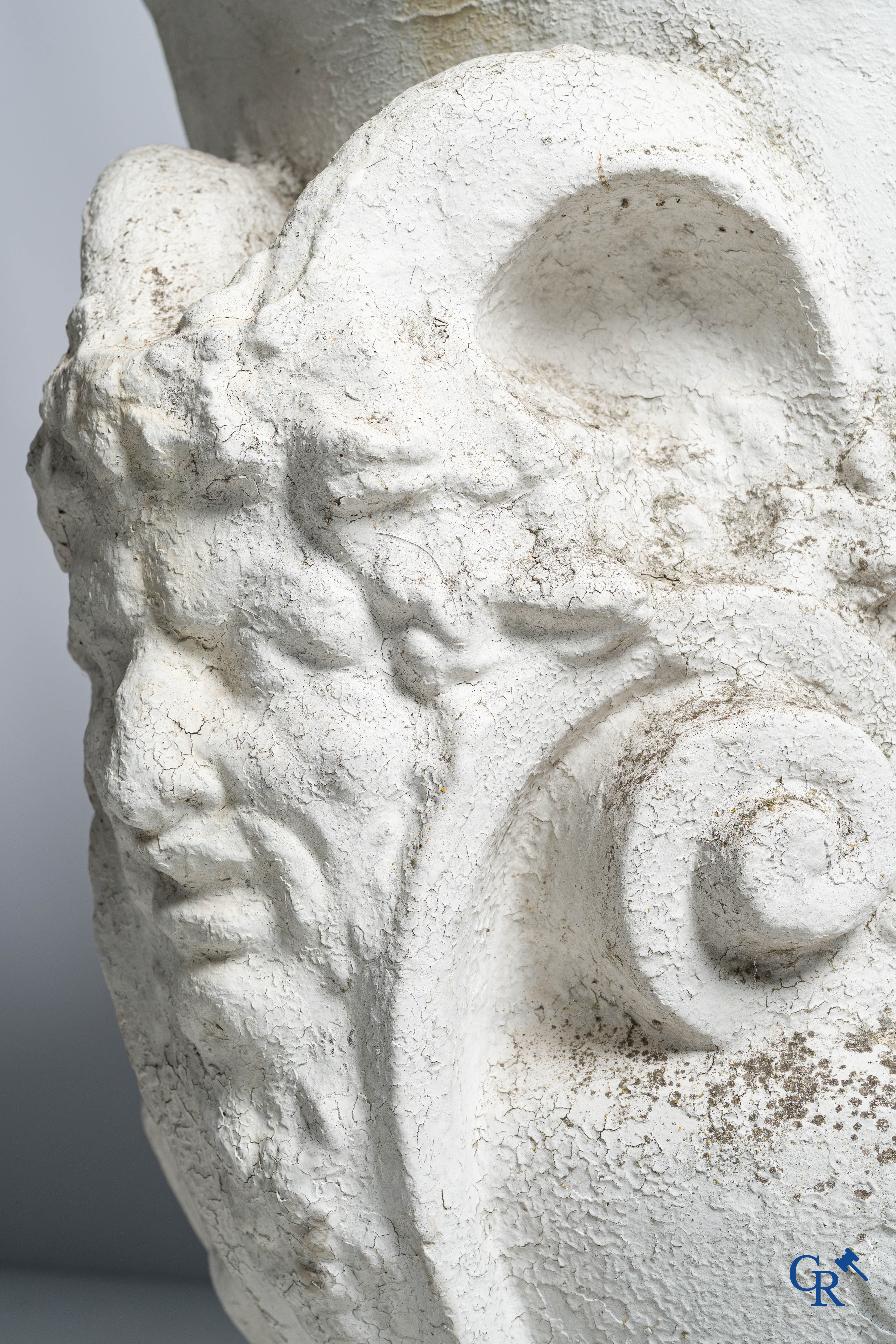 Tuindecoratie, een imposante tuinvaas in beton met saterkoppen. Oude patina, 19de eeuw.