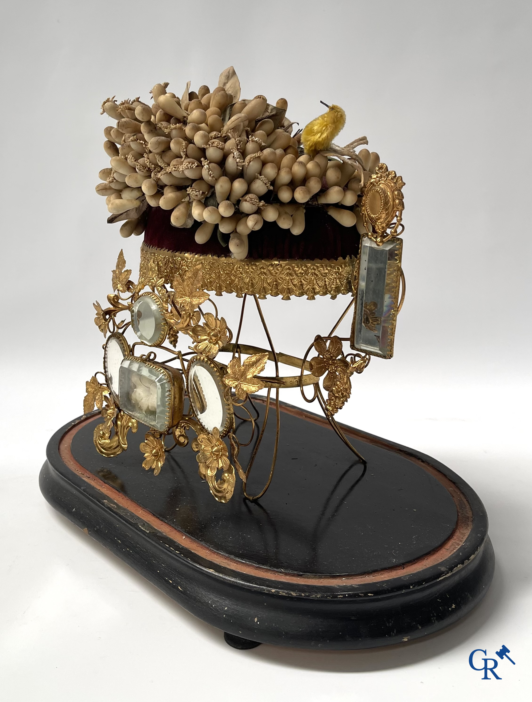 Prachtige globe met bruidsboeket en ingewerkte juwelendoos. Spiegels en vergulde messing. Circa 1900.