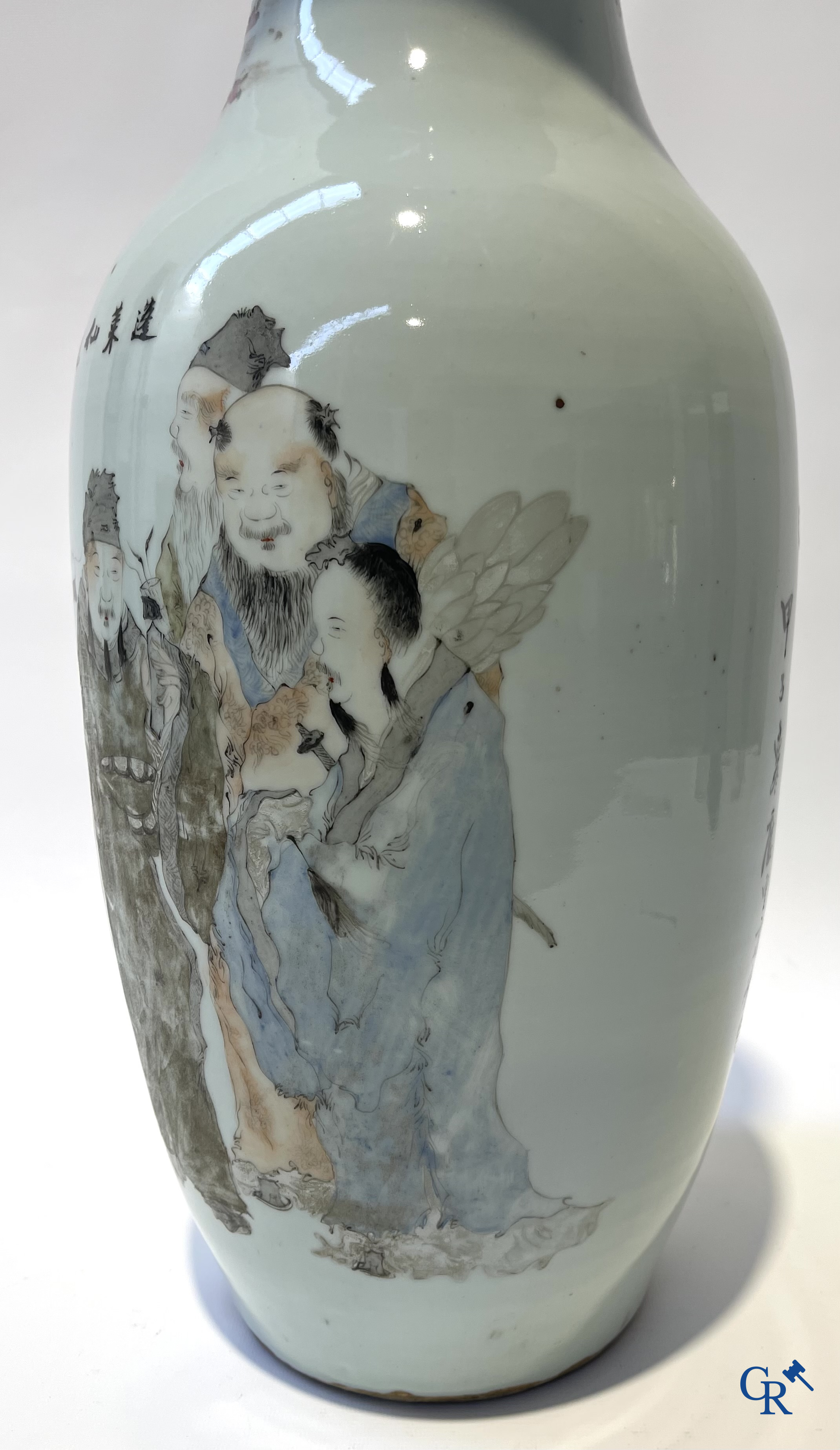 Aziatica. Chinese qianjiang cai vaas in porselein met onsterfelijken en kalligrafie. Gesigneerd. 19e-20ste eeuw.