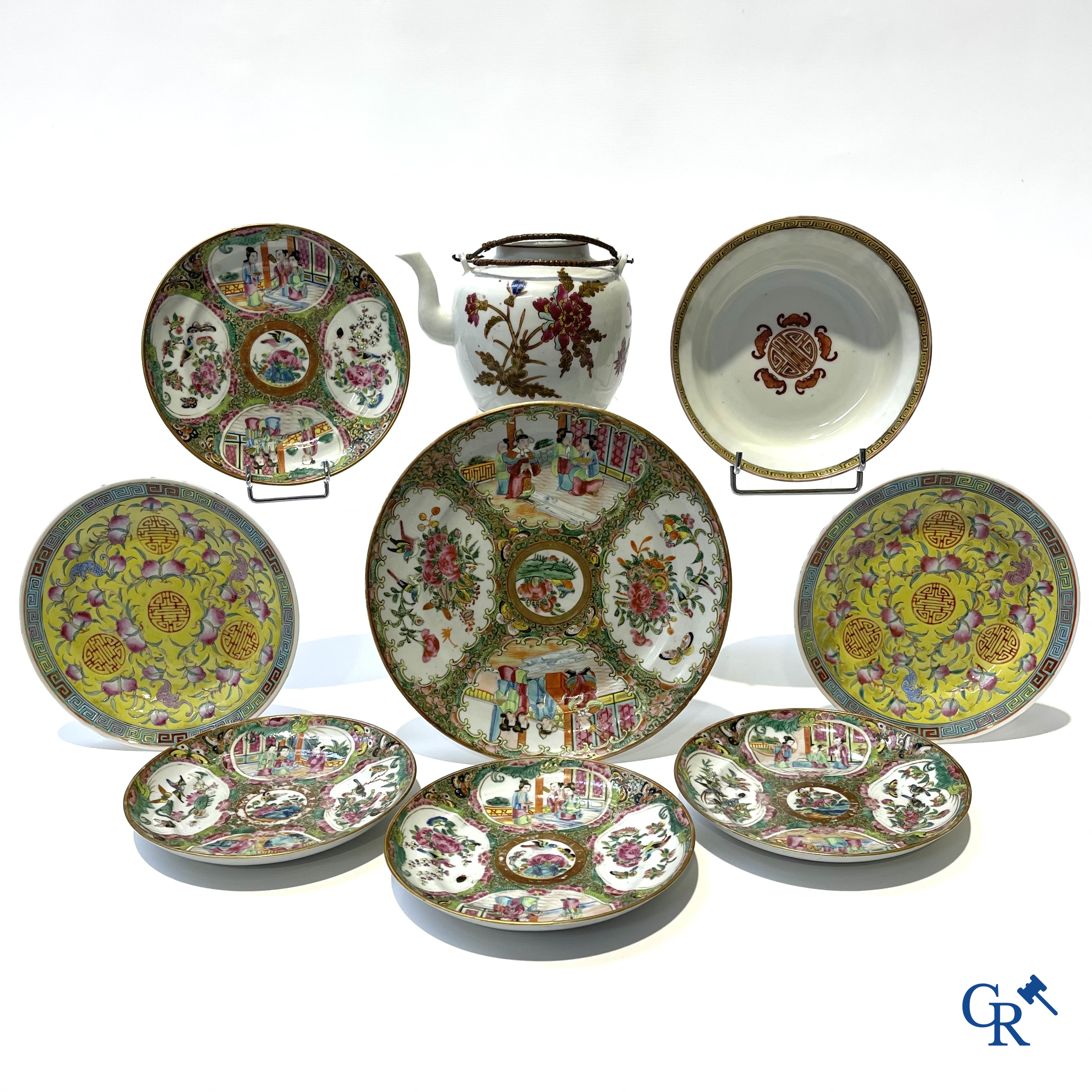 Aziatica. China. Een kavel met Canton porselein, een theepot en famille rose porselein met gele ondergrond.