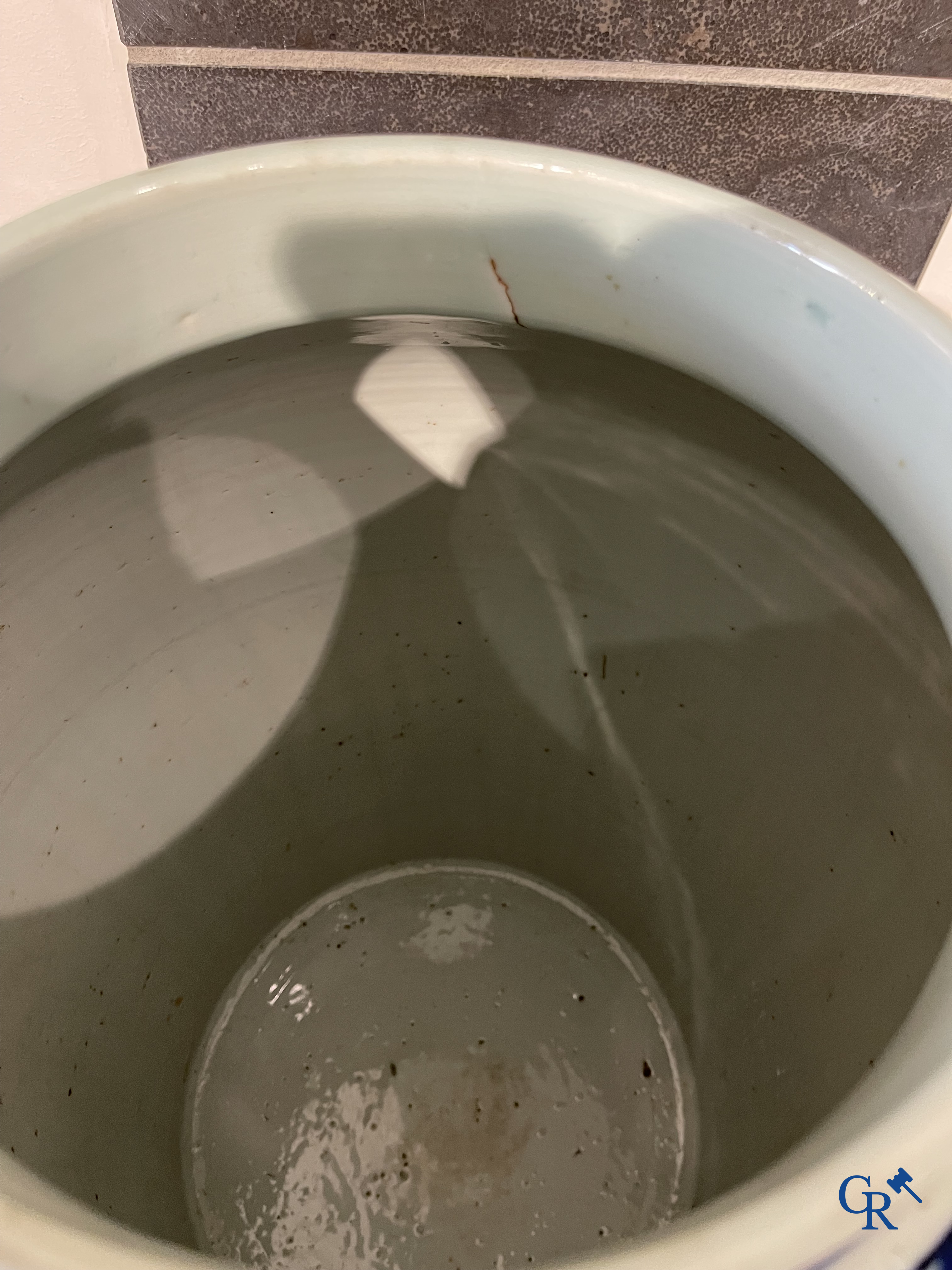 Asian Art. Chinese porcelain. A massive Chinese blue and white baluster vase and lid with lotus roll decor. 19th century.