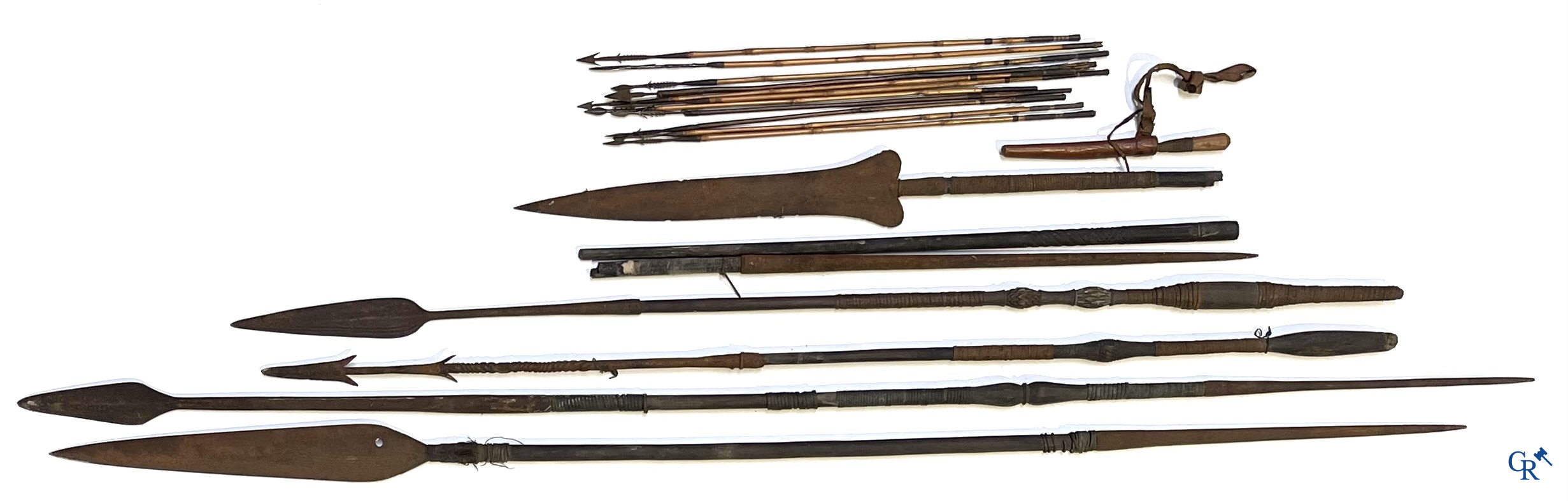 Tribale kunst. Een interessant lot met Afrikaanse wapens, een foto en 2 postkaarten. Messen, dolken, speren en pijlen.