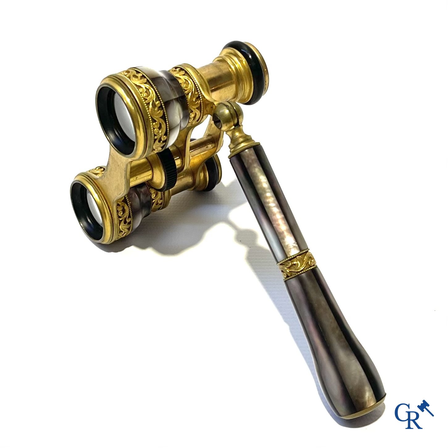 Theaterverrekijker of opera bril in fijn geciseleerd en verguld brons bewerkt met parelmoer. Desimpelaere Brussel.