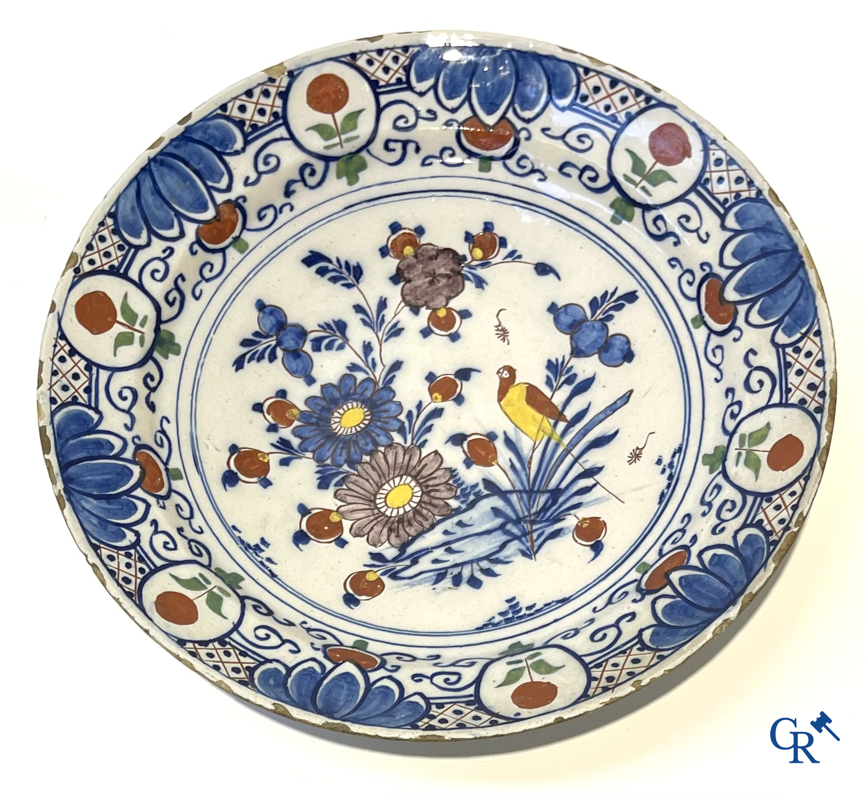 Delft. Een kavel van een paar bronzen kandelaars, 2 antieke Delftse schotel en 2 Delftse borden. 18e eeuw.