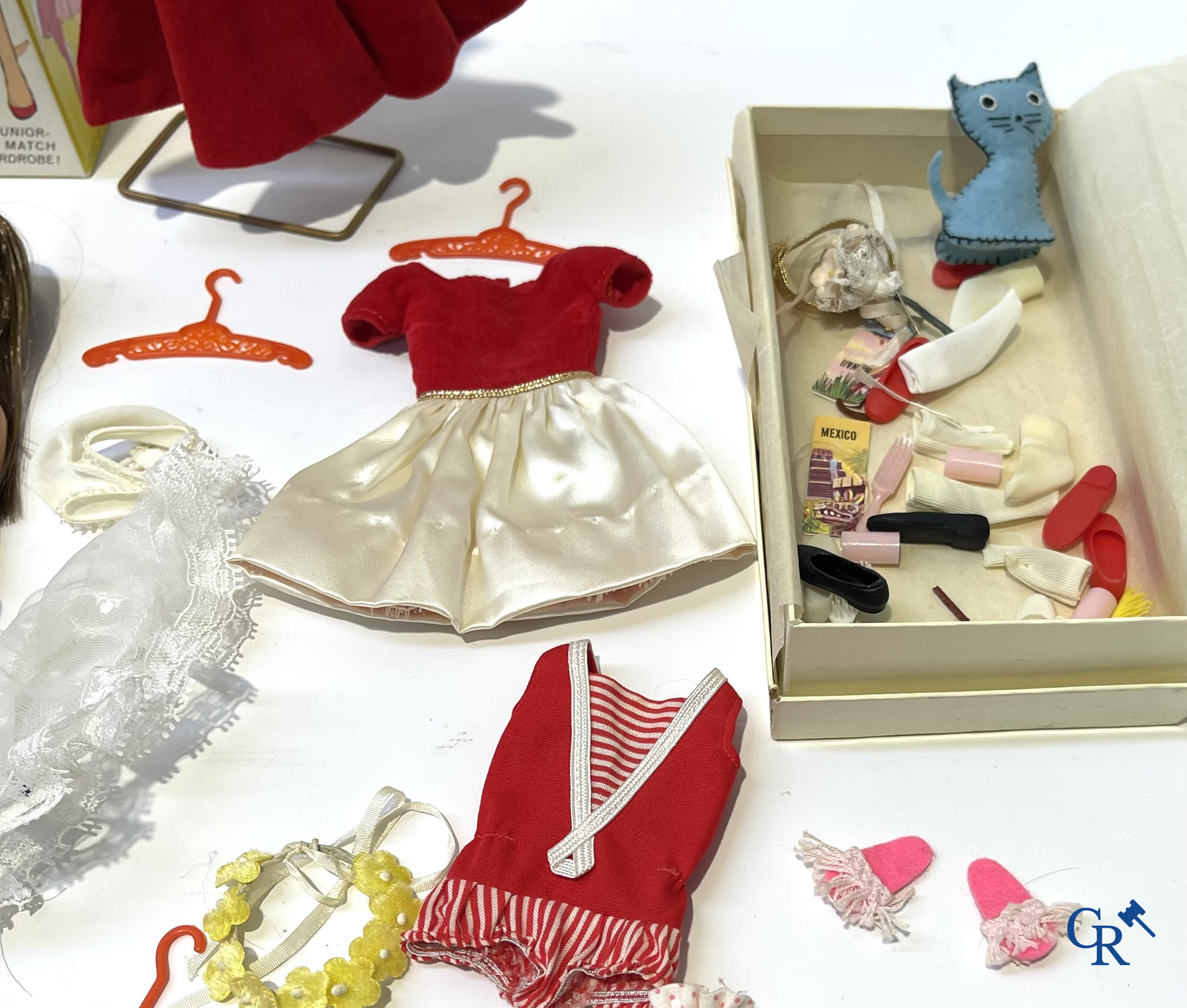 Oud Speelgoed. Mattel, een groot lot poppen en attributen. Barbie, Ricky, Skipper, Ken enz. Jaren '60 en later.