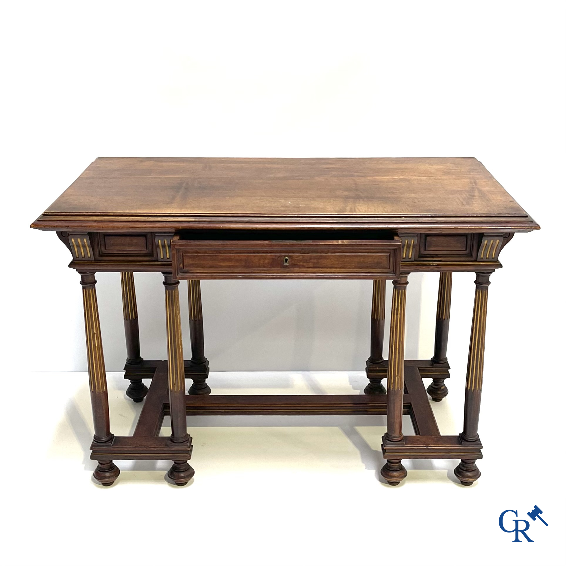 Damesbureau met 2 stoelen in gesculpteerd en verguld notelaar. Circa 1900.