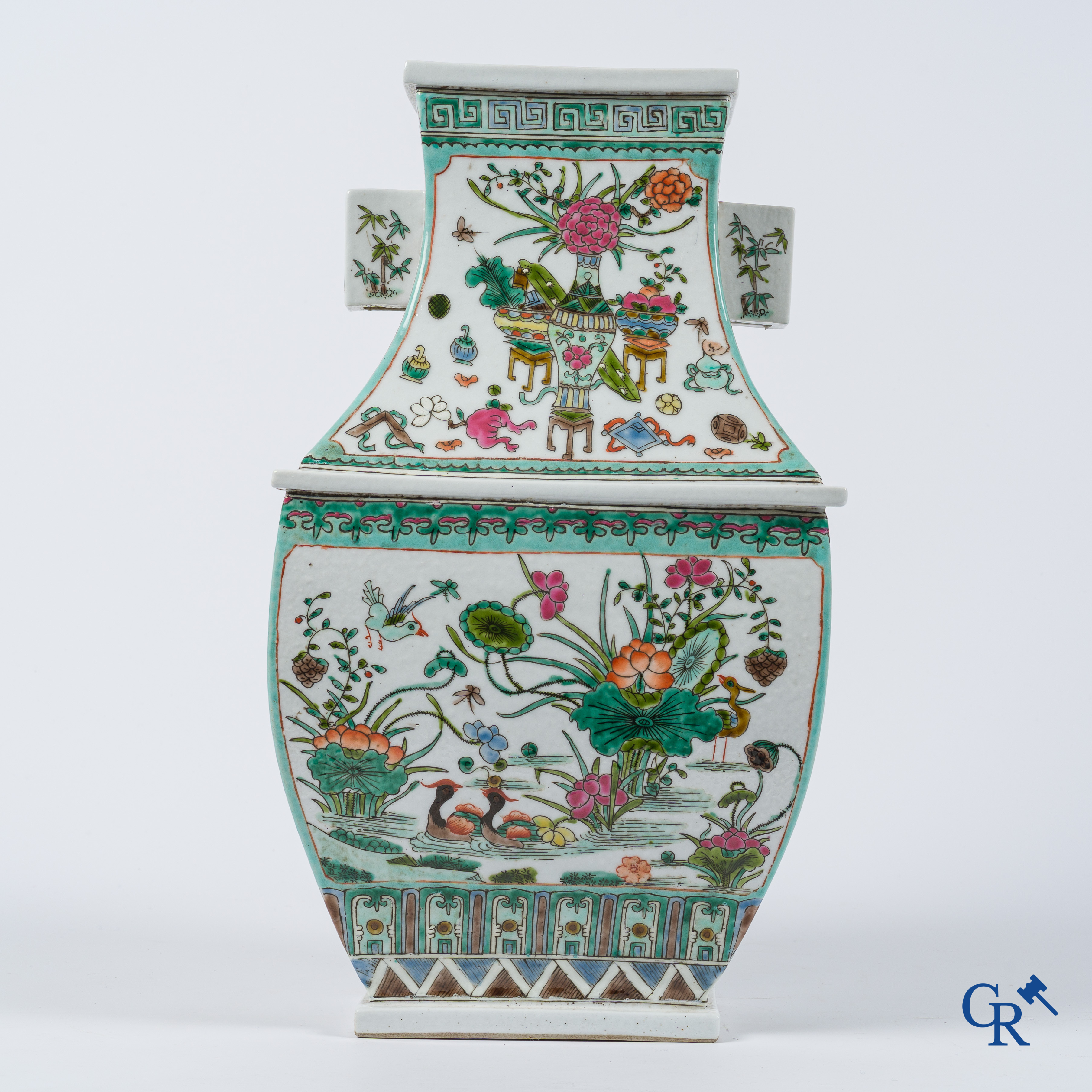 Aziatica. Chinees porselein. Grote rechthoekige Famille Rose vaas. Kangxi merk. 19e eeuw.