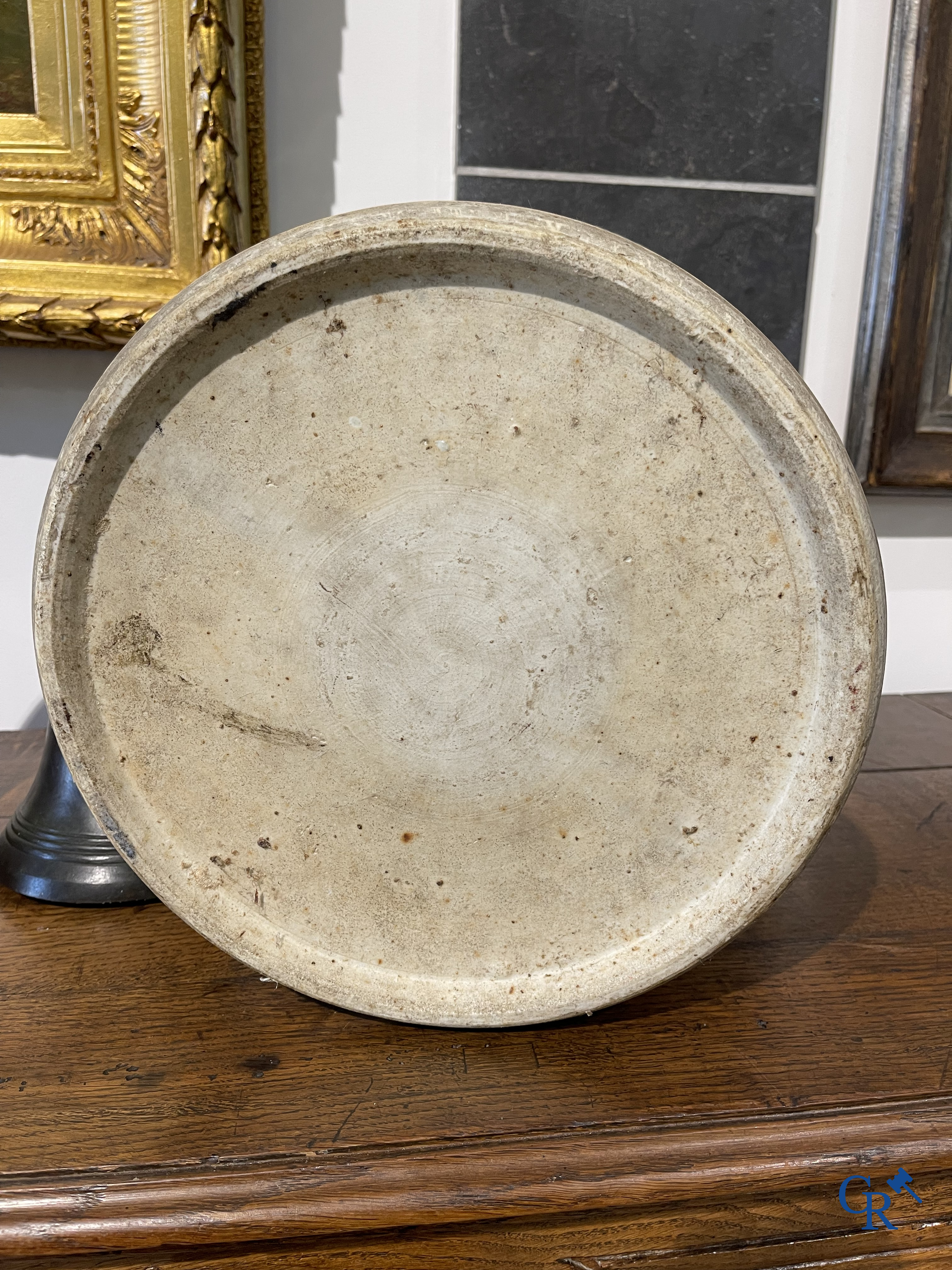 Asian Art. Chinese porcelain. A massive Chinese blue and white baluster vase and lid with lotus roll decor. 19th century.