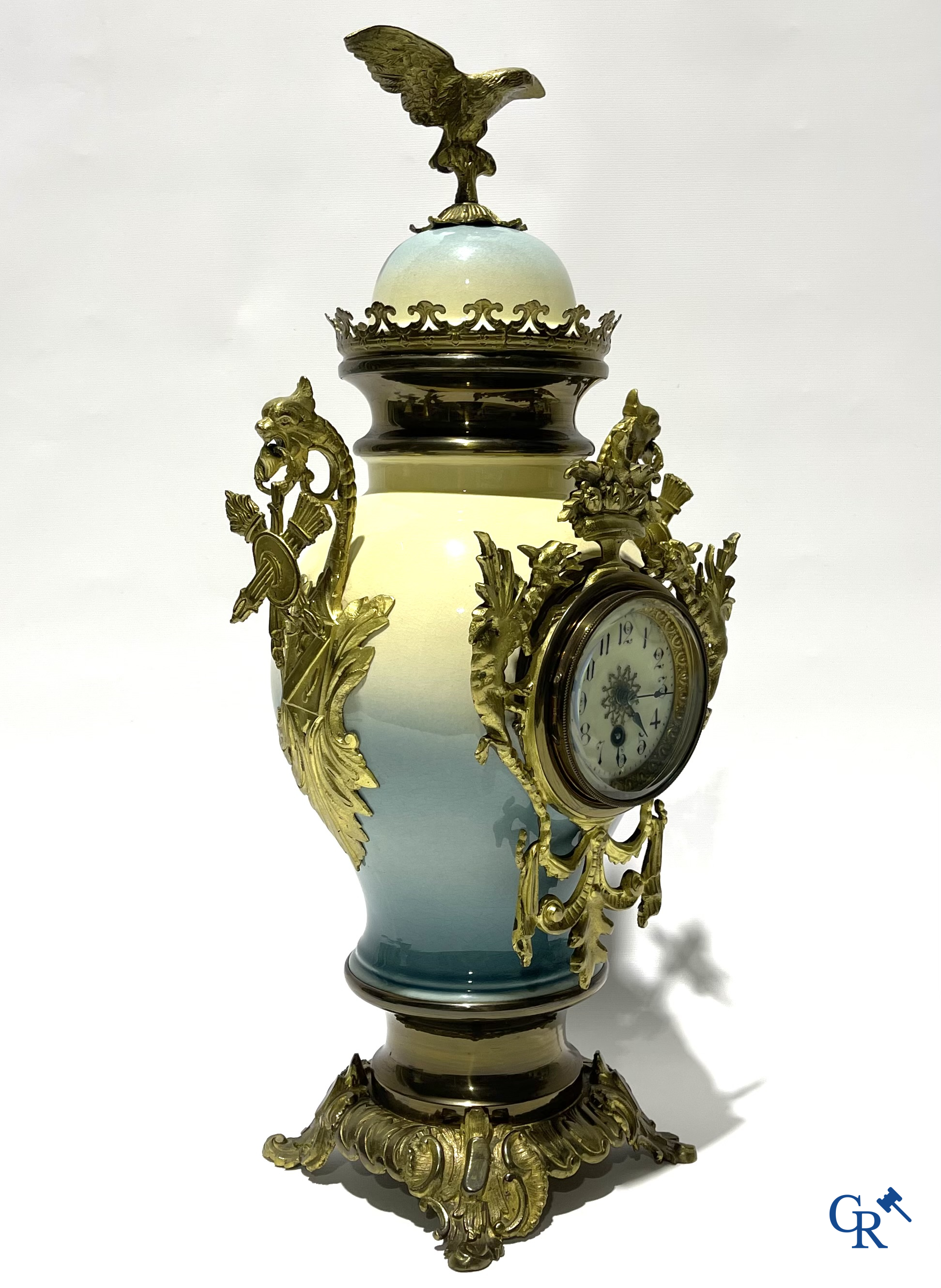 Een groot 5-delige schouwgarnituur in brons en faience. Belle Epoque, Circa 1900.