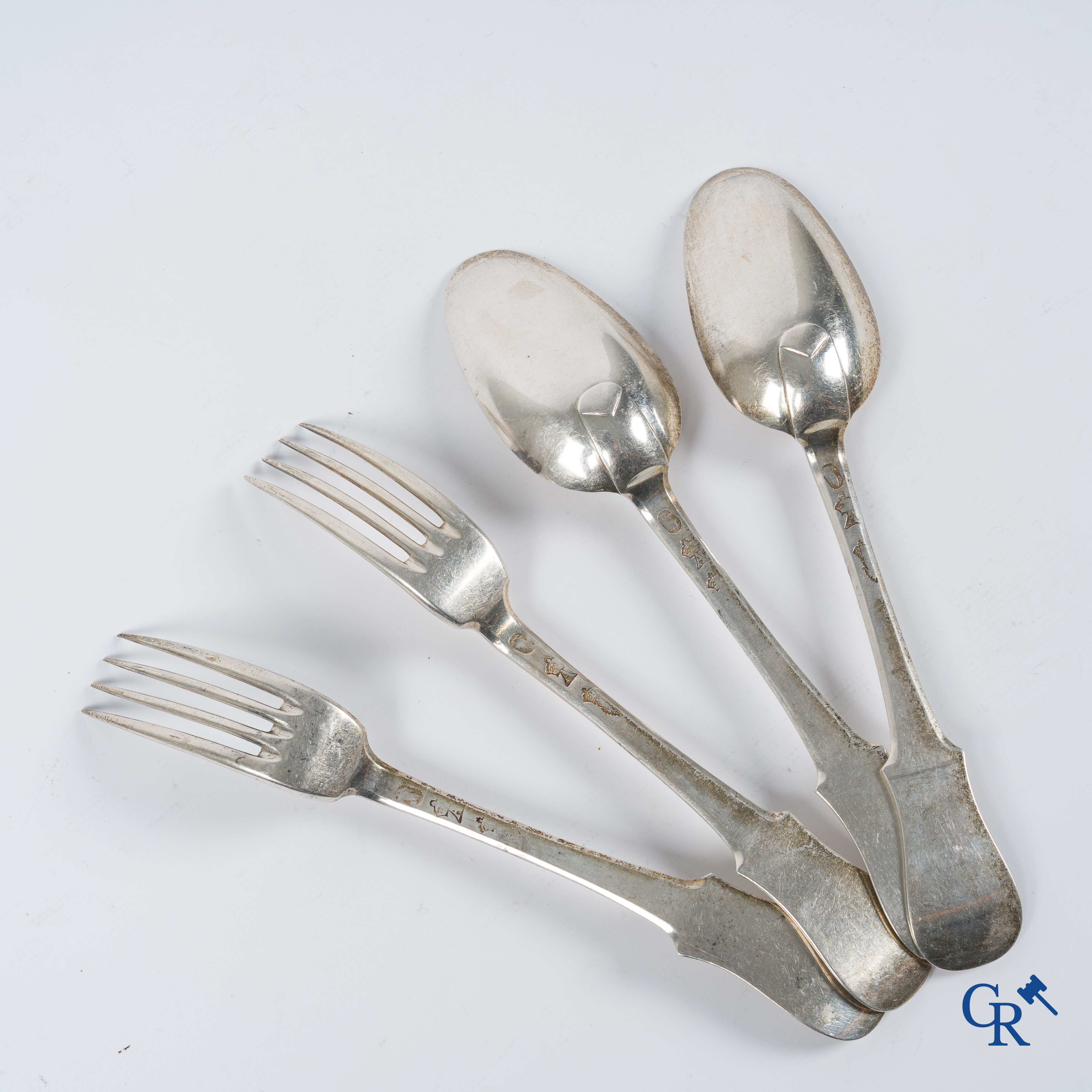 Zilver. Zeer interessant en groot lot met zilver bestek. 18e eeuw. Verschillende keurmerken. 20 vorken en 15 lepels.