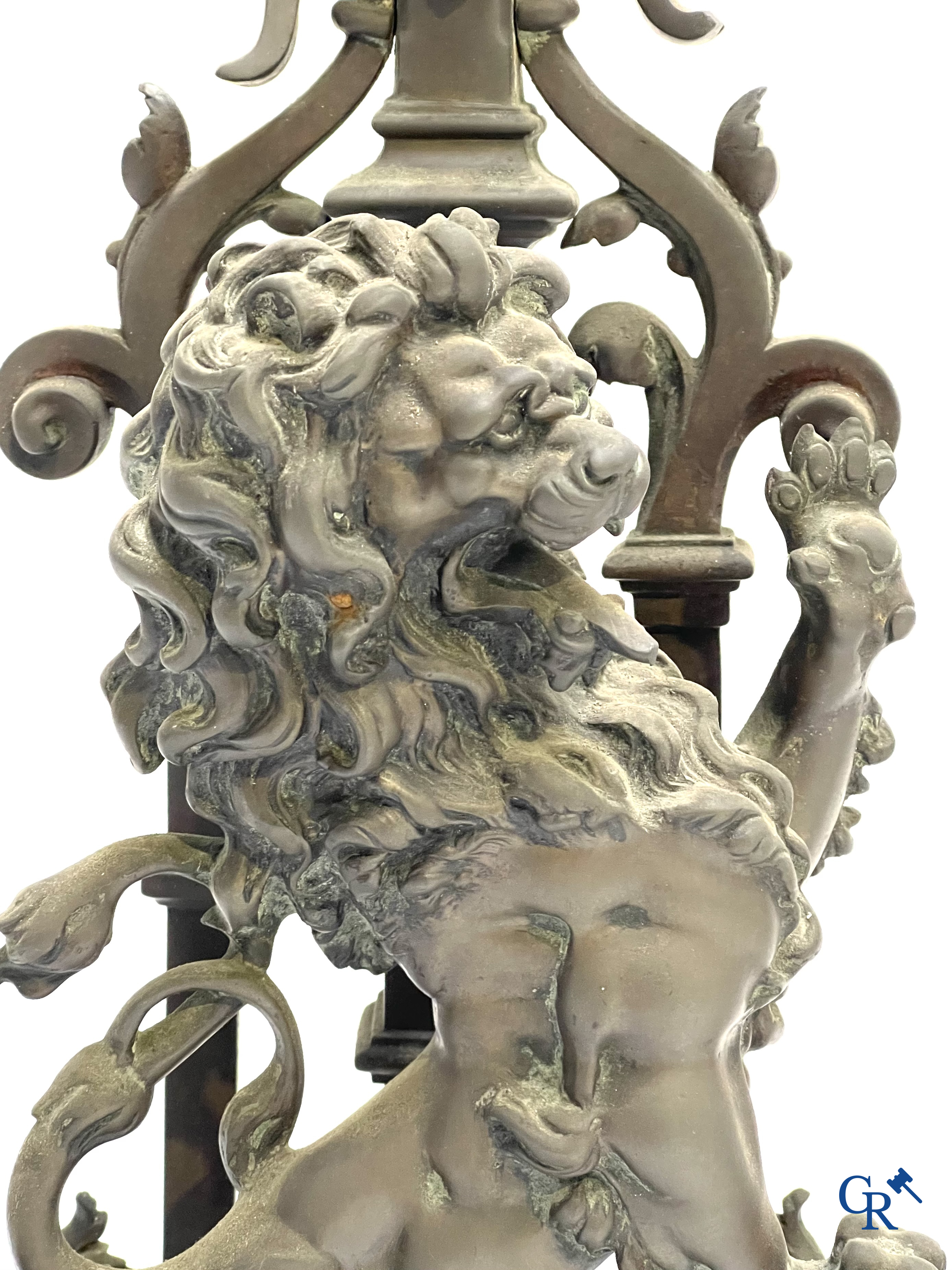 Paar bronzen haardstukken met leeuwen. 19e eeuw.