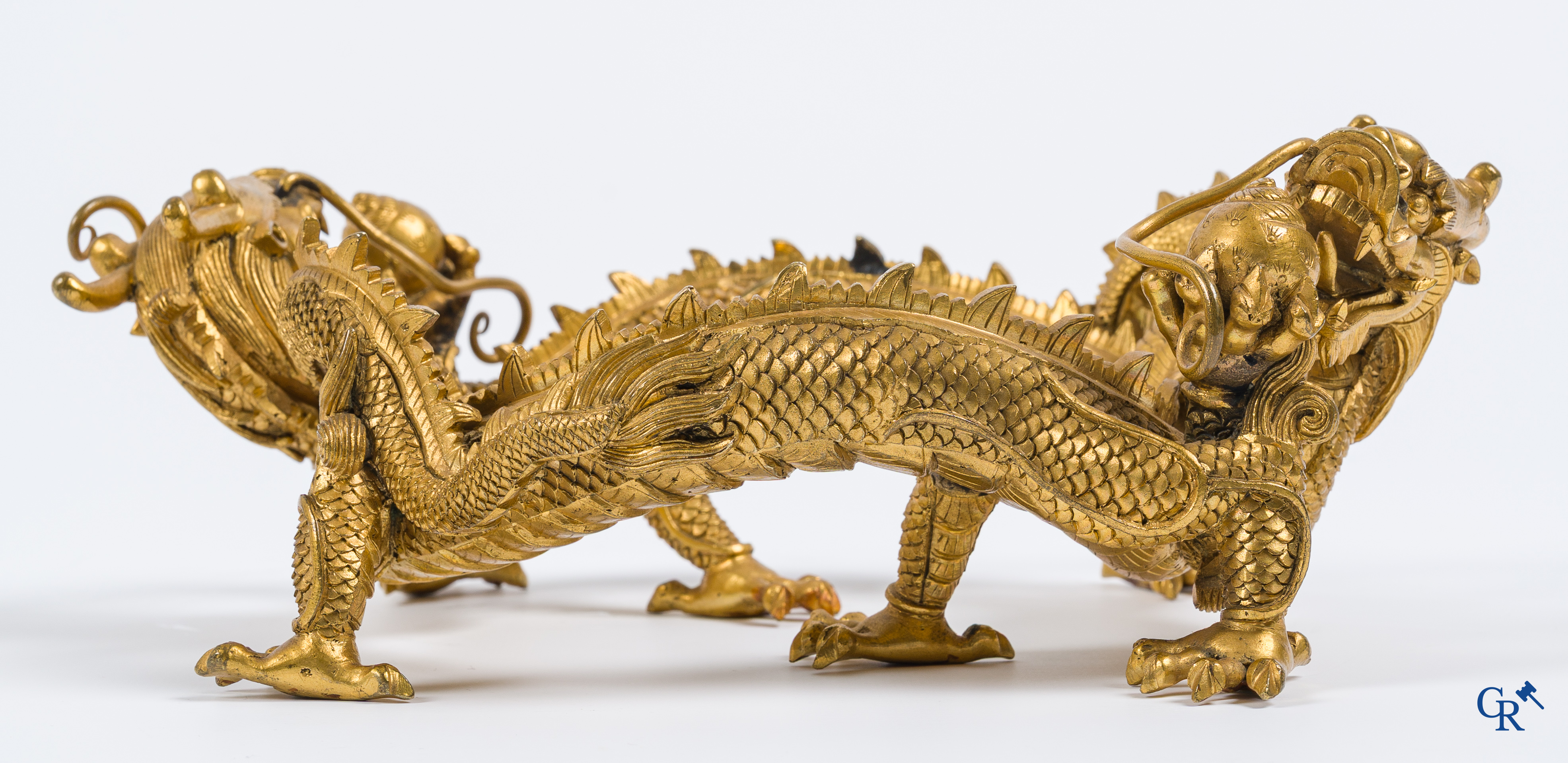 Aziatica. China. Een zeldzame Chinese drakensokkel in verguld brons. Qing Dynastie.