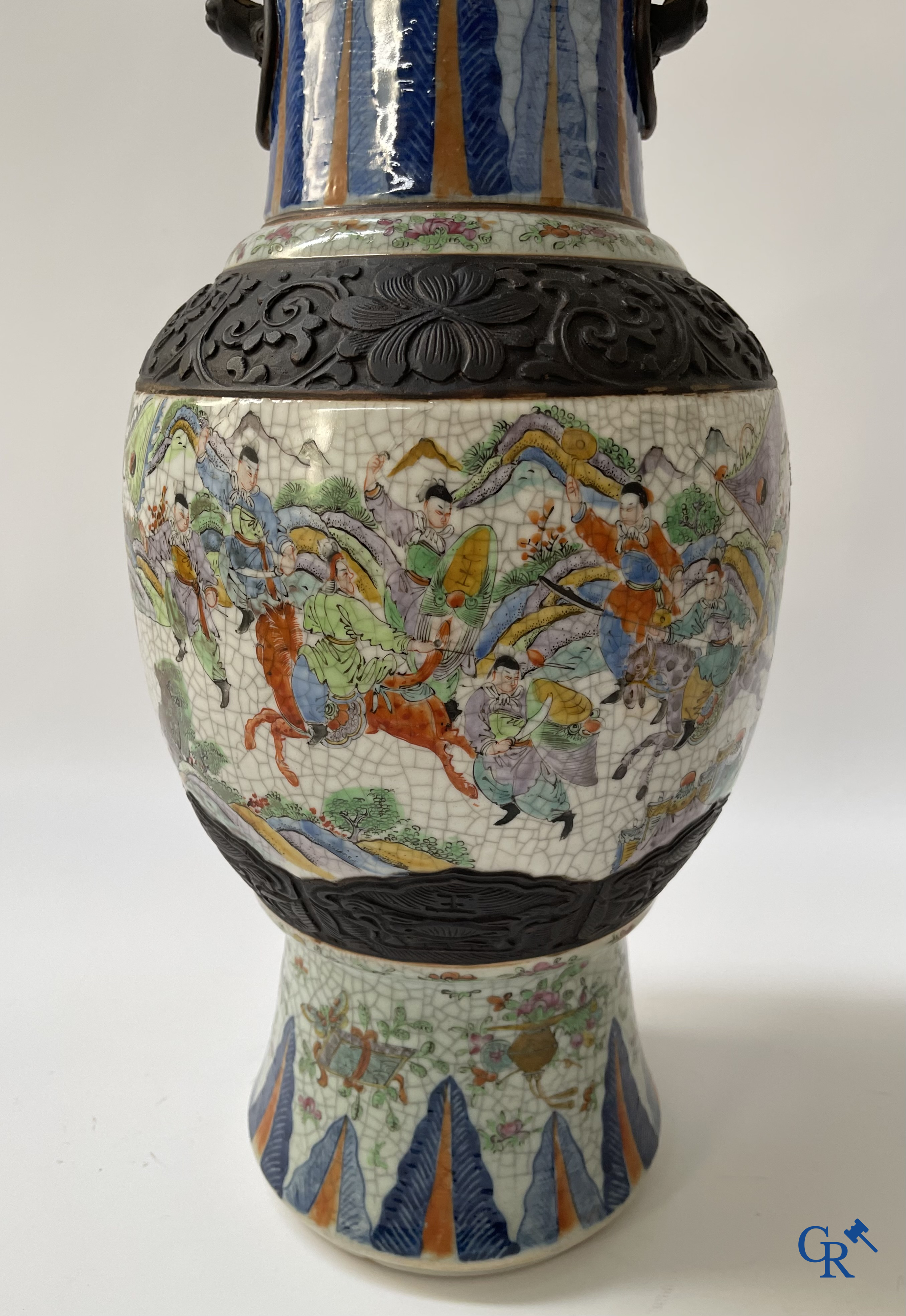 Aziatica, Chinese Nanking vaas met een voorstelling van krijgers. Gemerkt. 19e eeuw.
