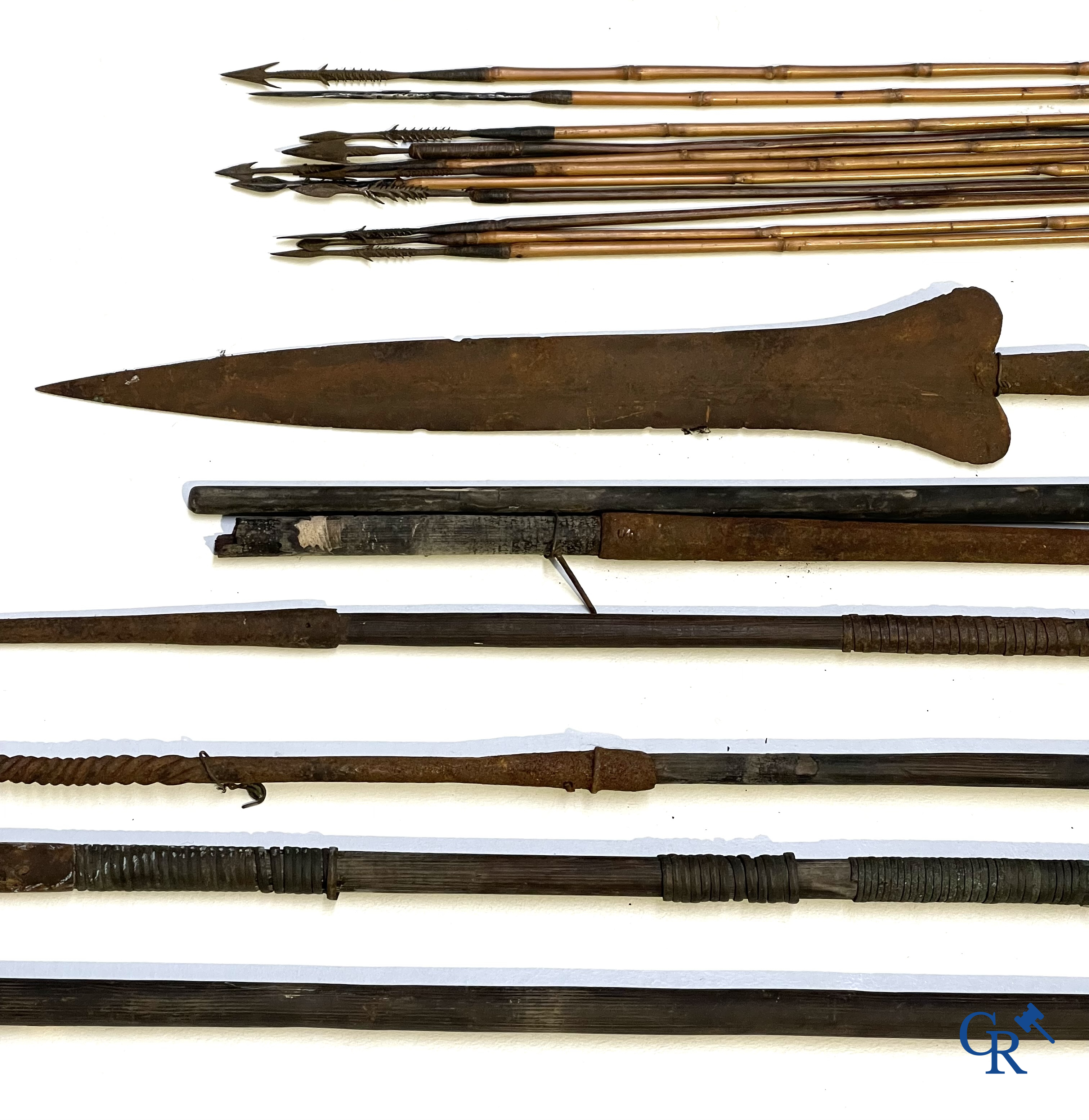 Tribale kunst. Een interessant lot met Afrikaanse wapens, een foto en 2 postkaarten. Messen, dolken, speren en pijlen.