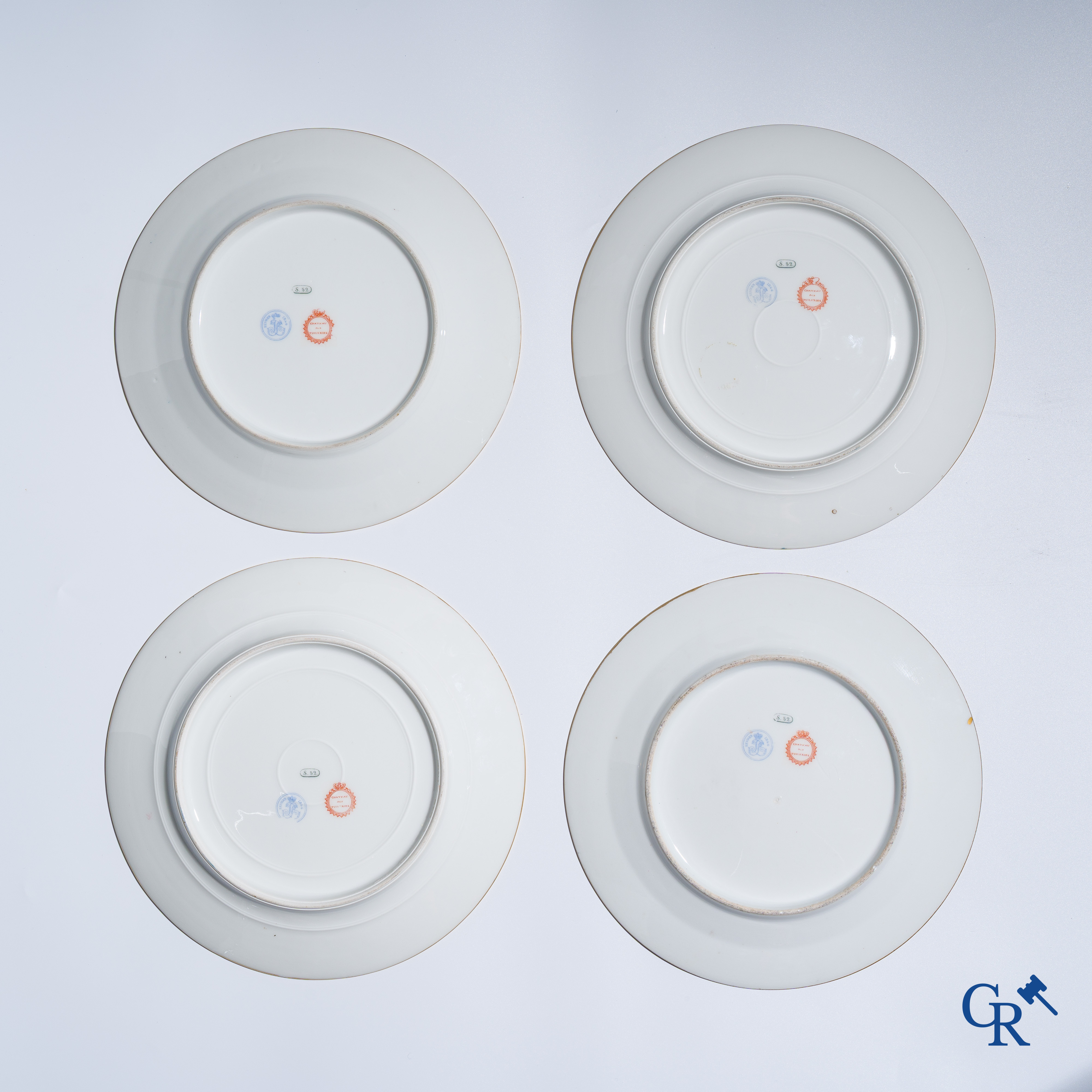 Sèvres. Château des Tuileries. Uitzonderlijke reeks van 12 borden in Sèvres porselein. Napoleon III periode.