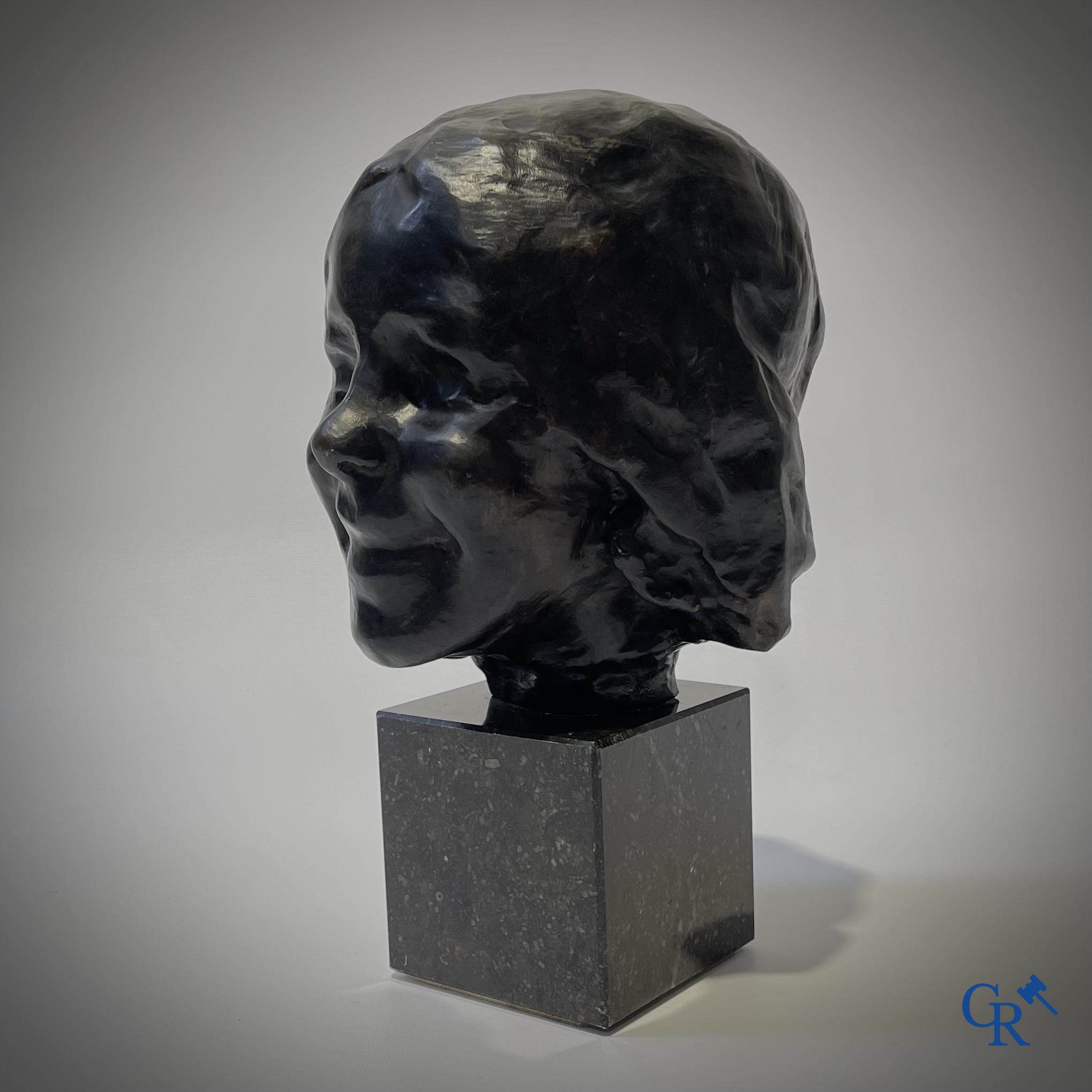 Rik Wouters (1882-1916), Naar. "La petite rieuse" bronzen beeld met donkere patina. Gesigneerd Rik Wouters. Posthuum.