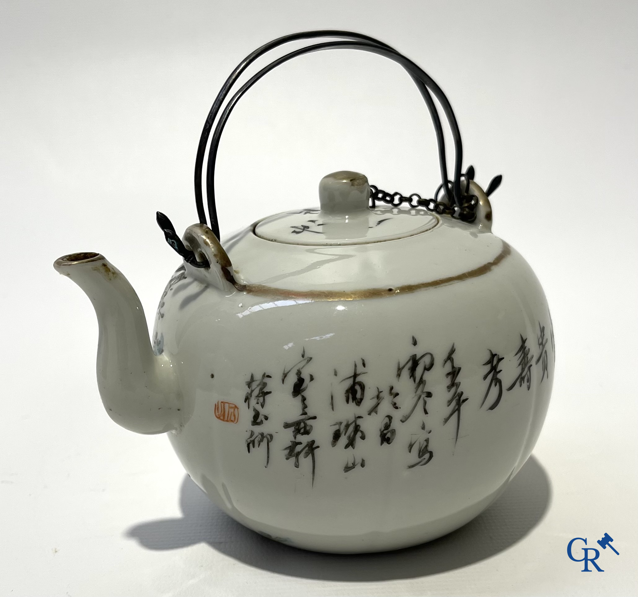 Aziatica. Chinees porselein. Een kavel van 2 Chinese theepotten en een Chinese kom.