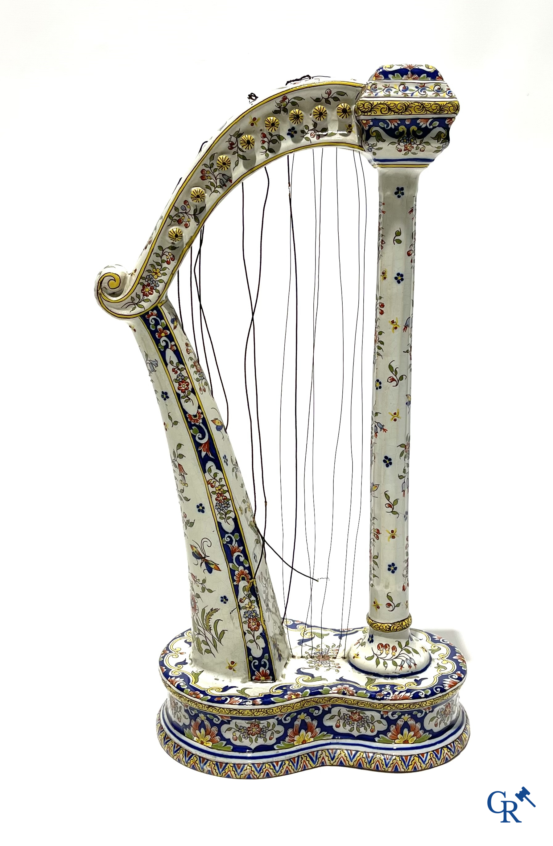 Faience van Rouen, Devres. Interessant en groot lot met diverse polychrome vormstukken. 19e eeuw.