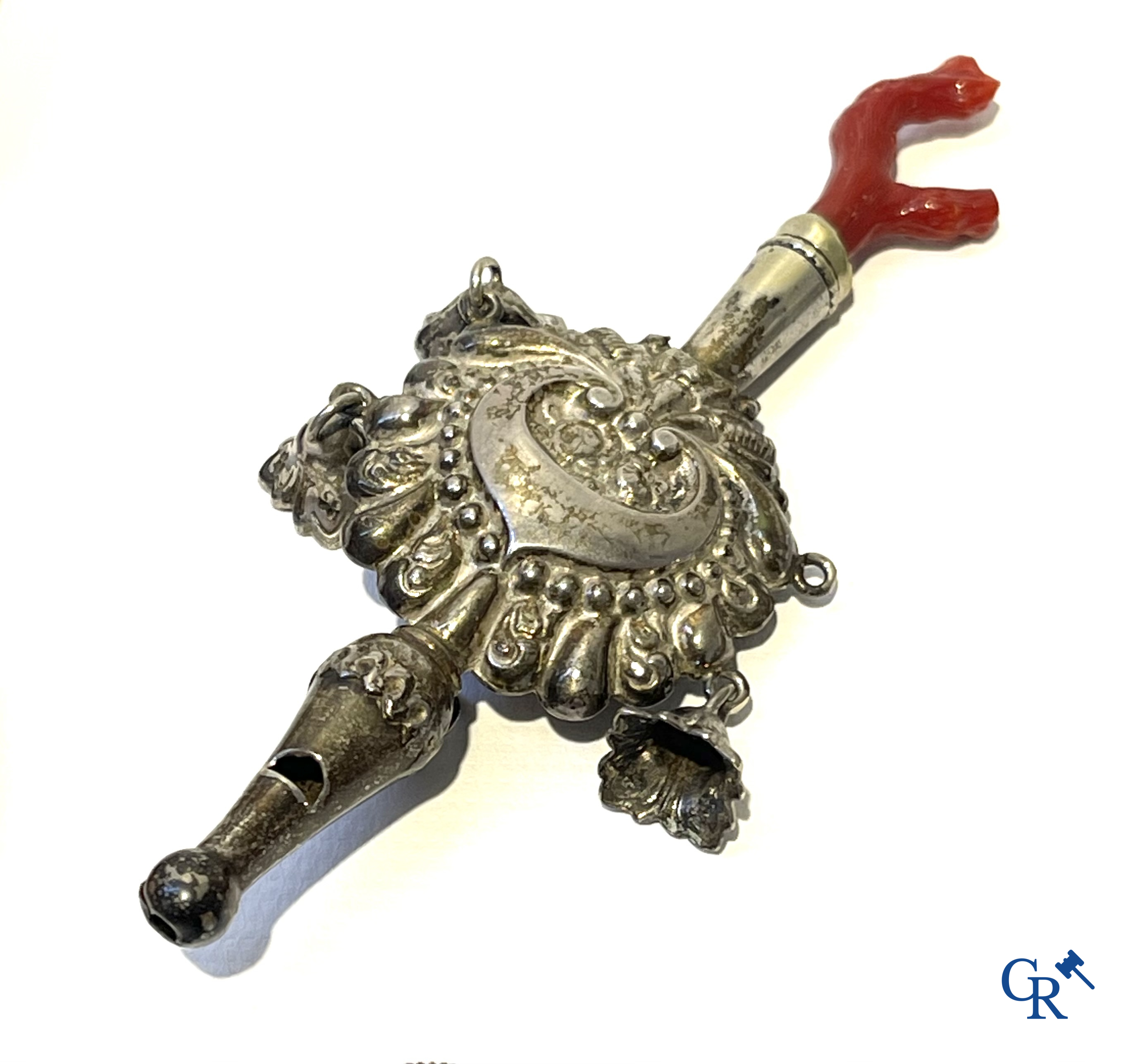 Lot met vitrineobjecten, juwelen met diamant, uurwerken, zilveren tabaksdozen, micro mozaïek, enz. 18e-19e-20ste eeuw.