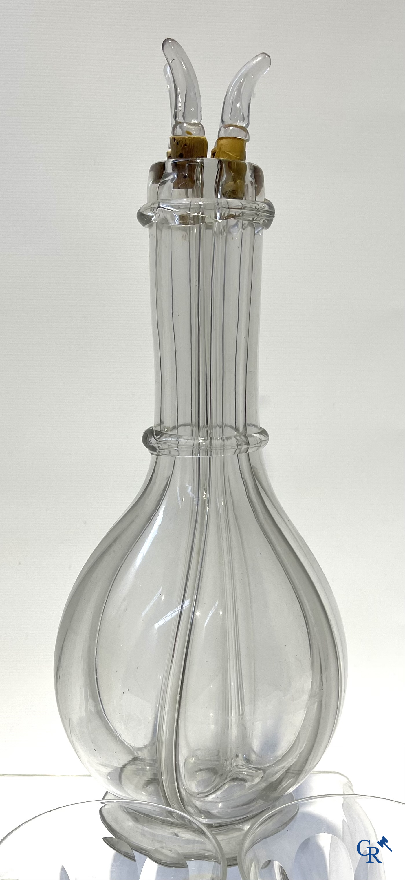 Lot brocante: Karaf, Val Saint Lambert, bronzen tafelbel, karaf met zilver montuur, miniatuur Thomas Sidney Cooper, enz.