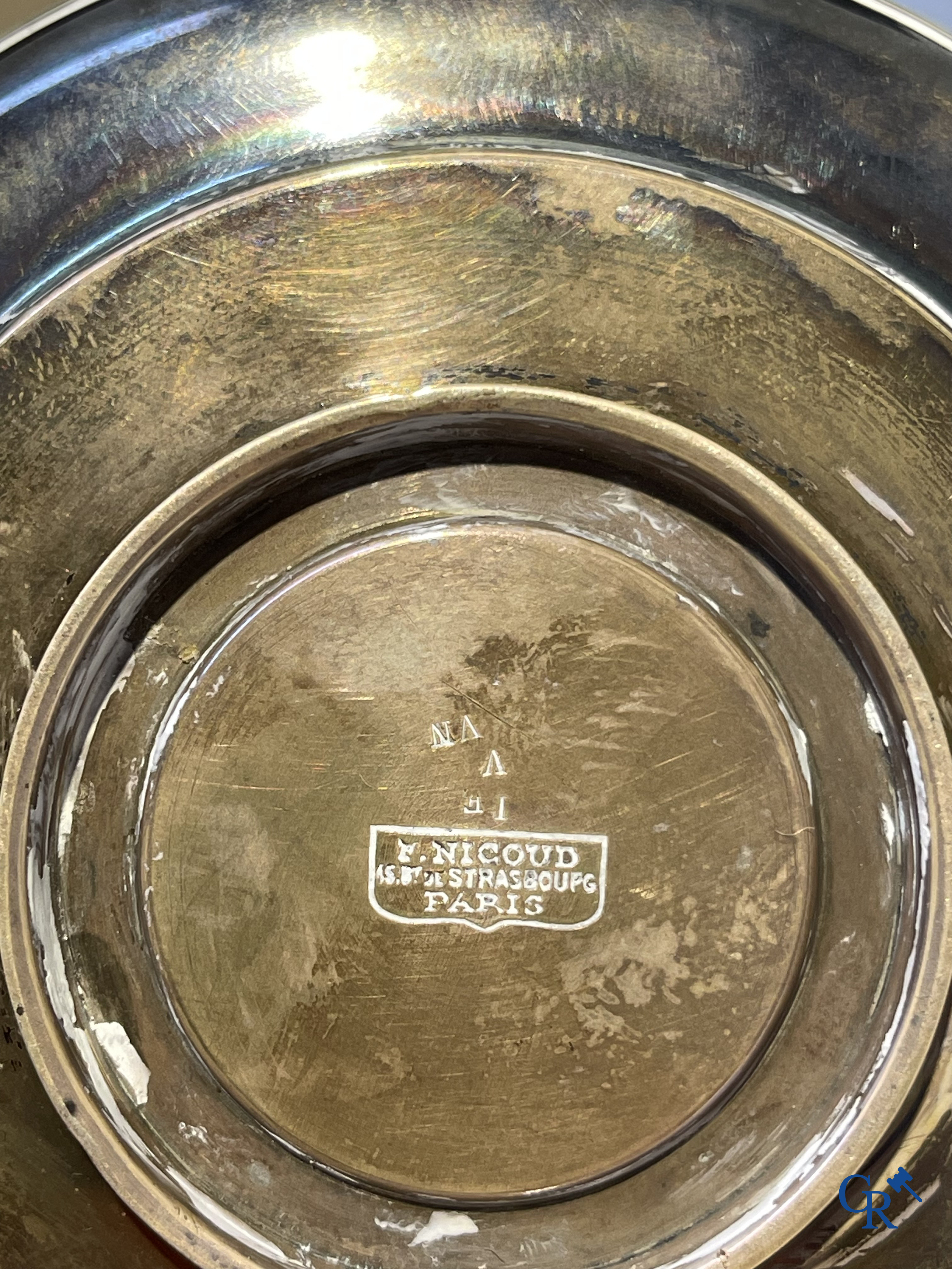 Lot brocante: Karaf, Val Saint Lambert, bronzen tafelbel, karaf met zilver montuur, miniatuur Thomas Sidney Cooper, enz.