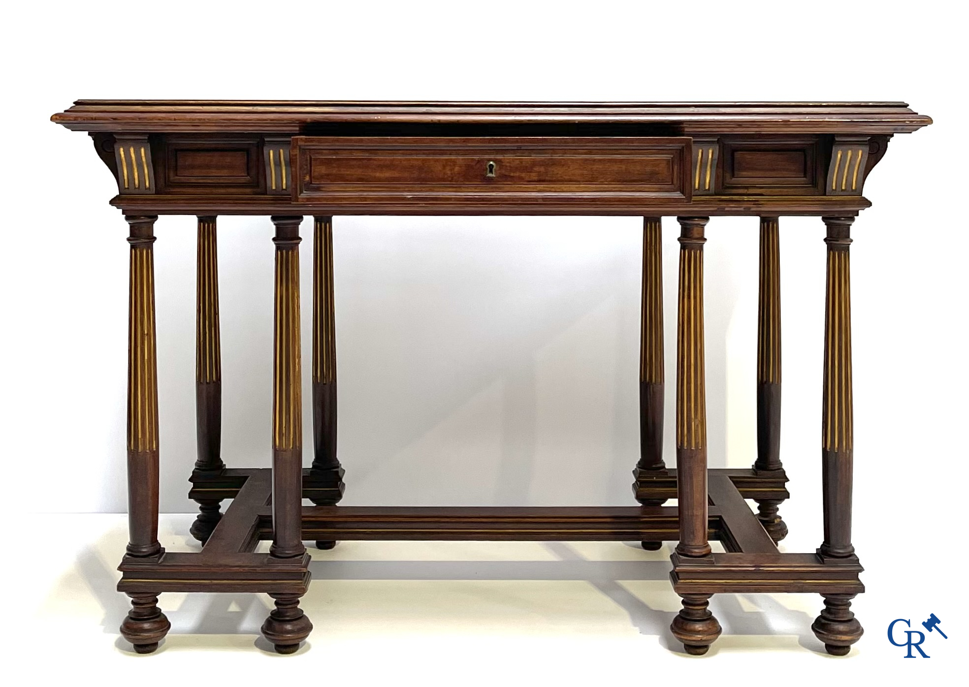 Damesbureau met 2 stoelen in gesculpteerd en verguld notelaar. Circa 1900.