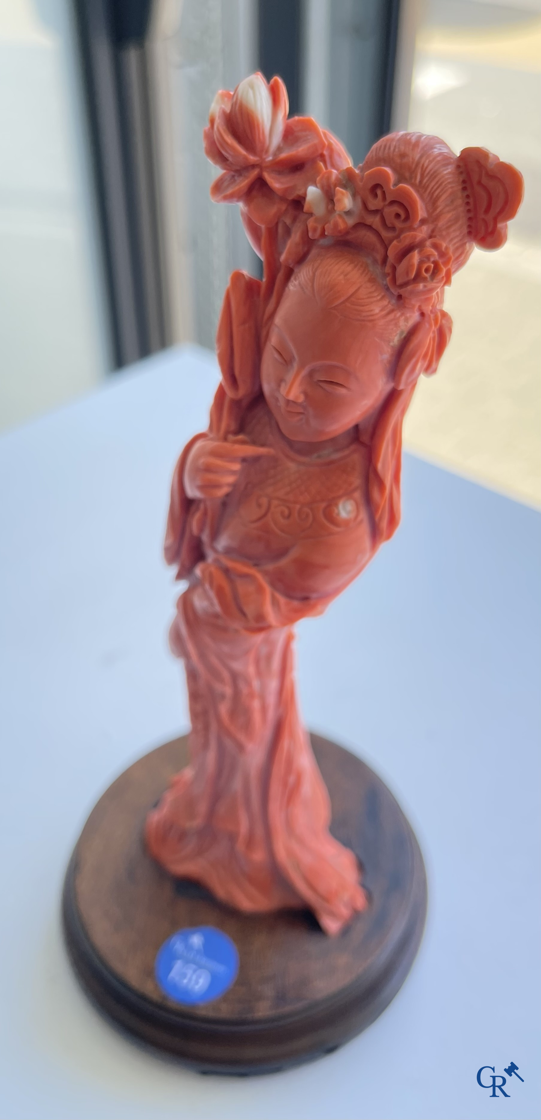 Aziatica, China. Een rode koraal figuur van een Chinese dame op houten sokkel.