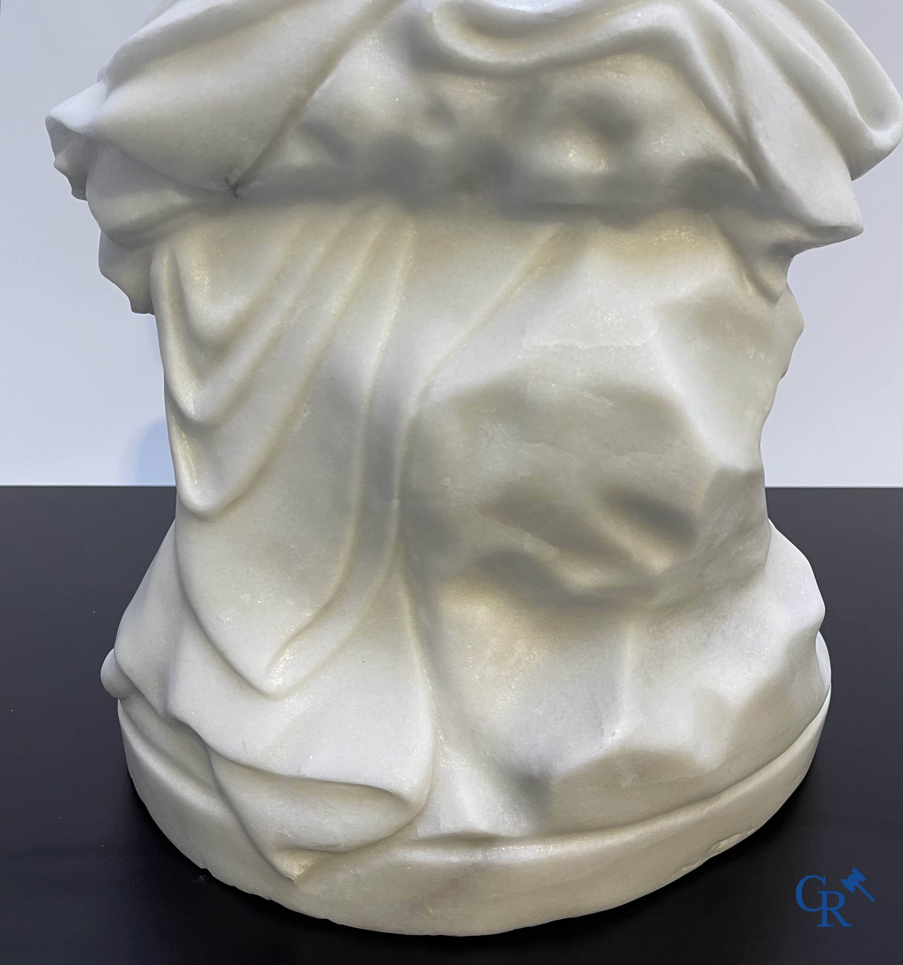 Imposante voorstelling van een badende Venus. Carrara marmer. 20ste eeuw.