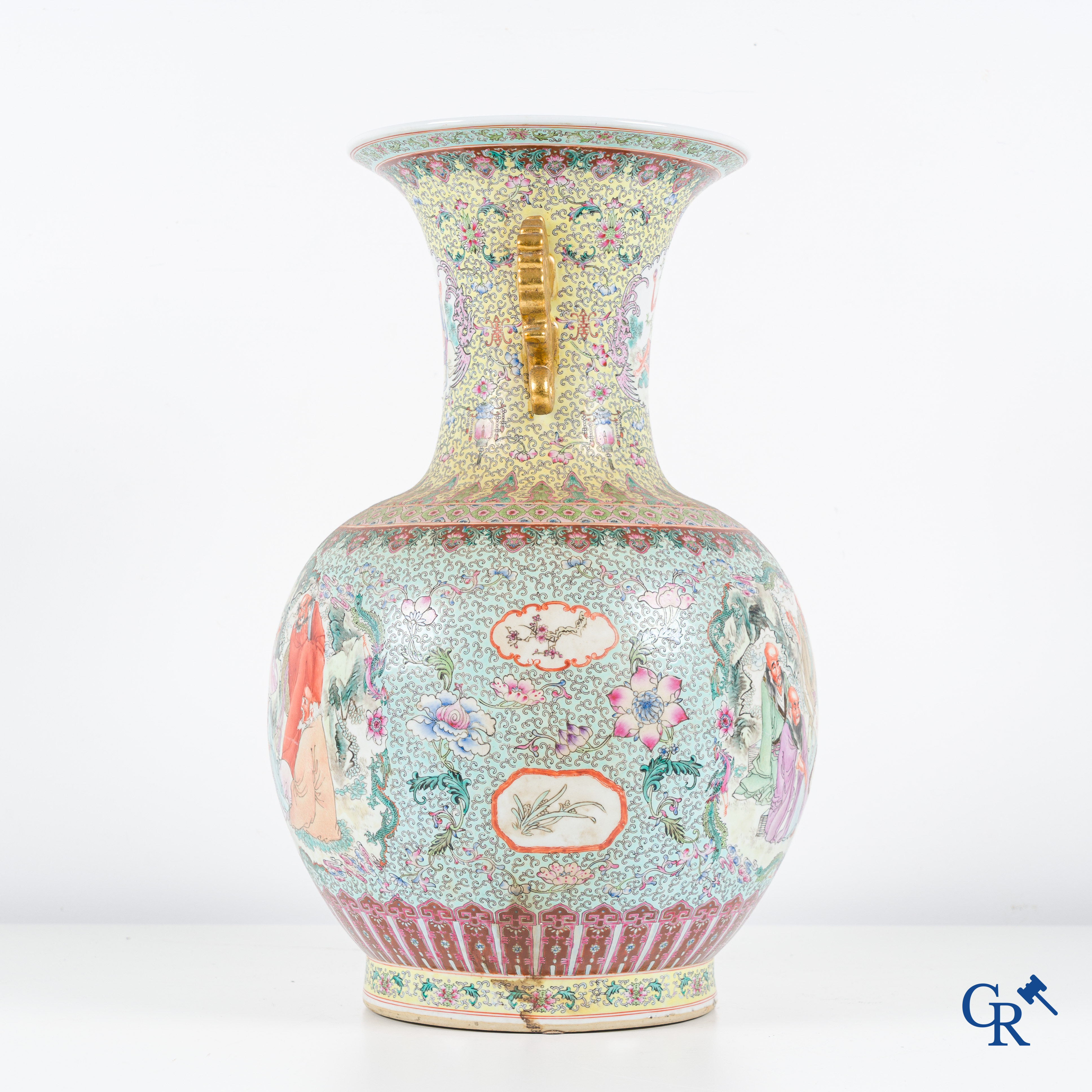 Aziatica, een Chinese famille rose bolvaas met geletterden. 20ste eeuw.