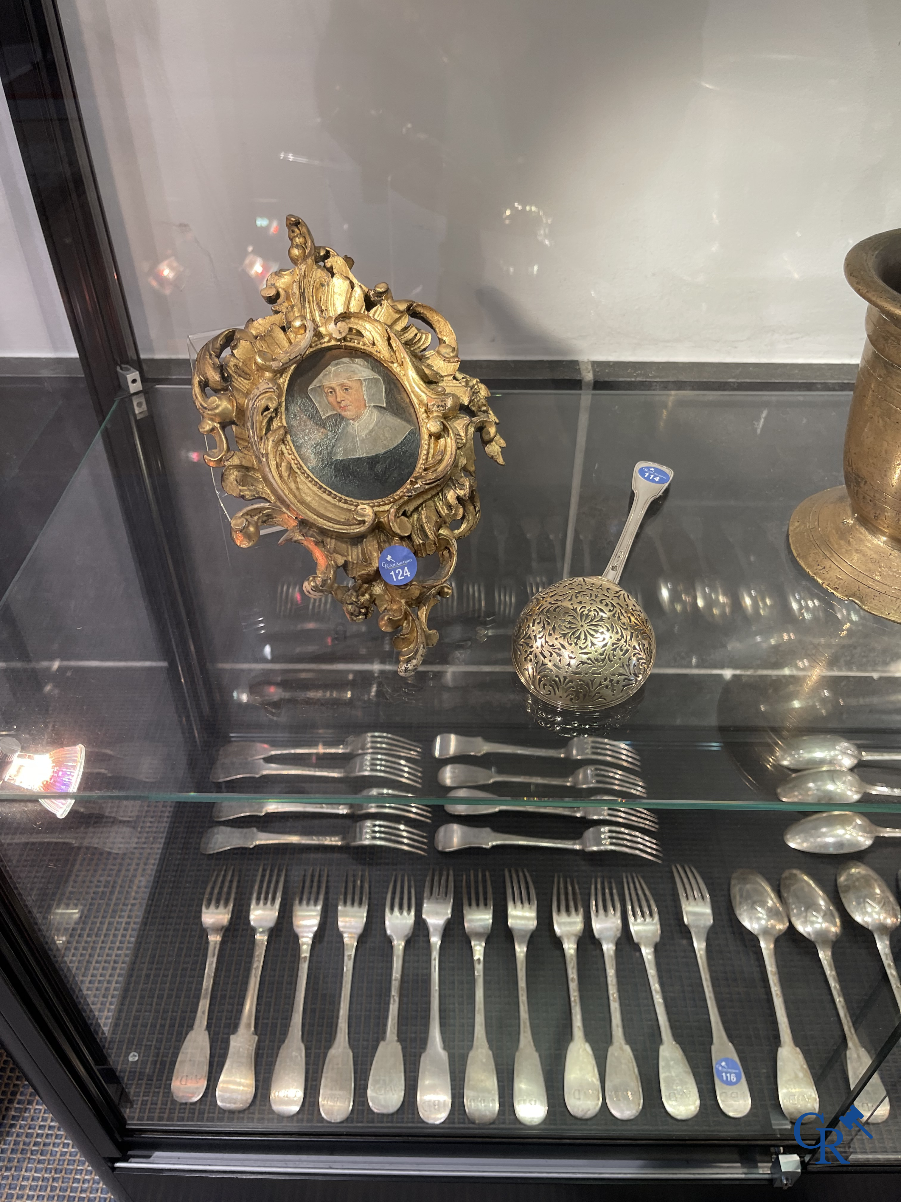 Miniatuurportret van een dame in traditionele kledij met witte kap. Olie op koper. 18e-19e eeuw.