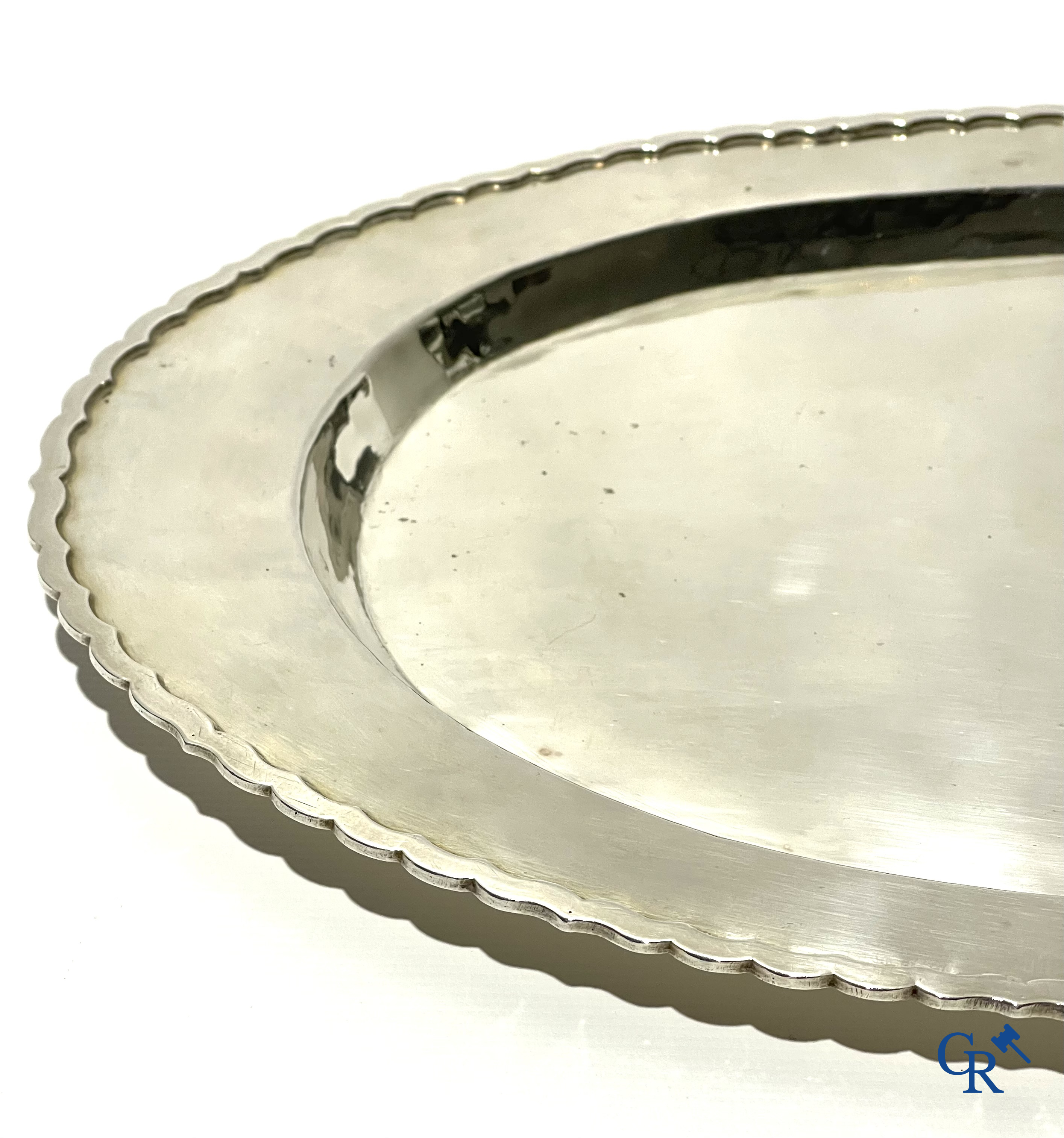 Zilver. Een ovaal dienblad in Sterling zilver. Gemerkt TOM 925.