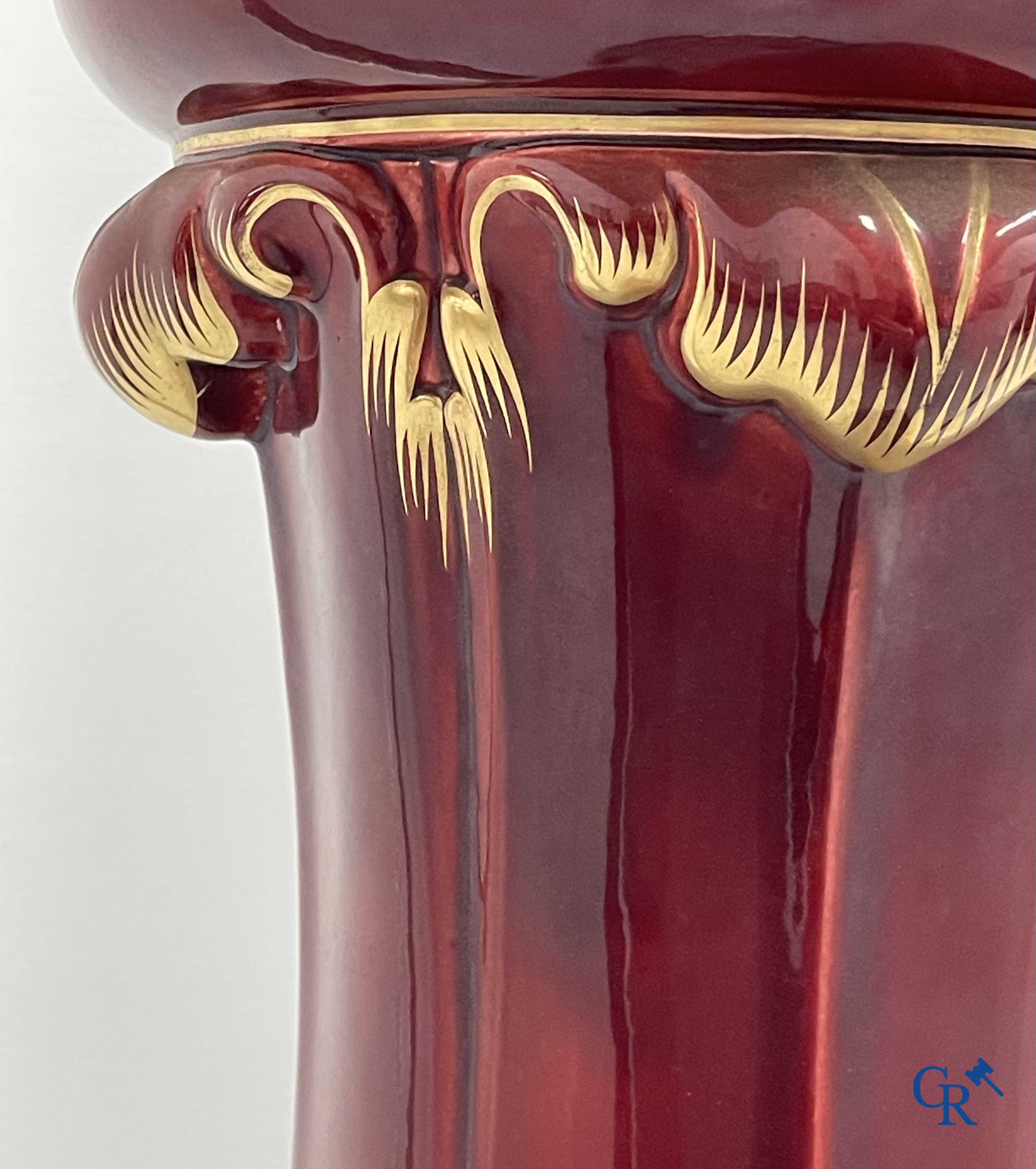 Art Nouveau, Sarreguemines. Een cache pot in geëmailleerde faience of barbotine op bijhorende staander. Circa 1910.