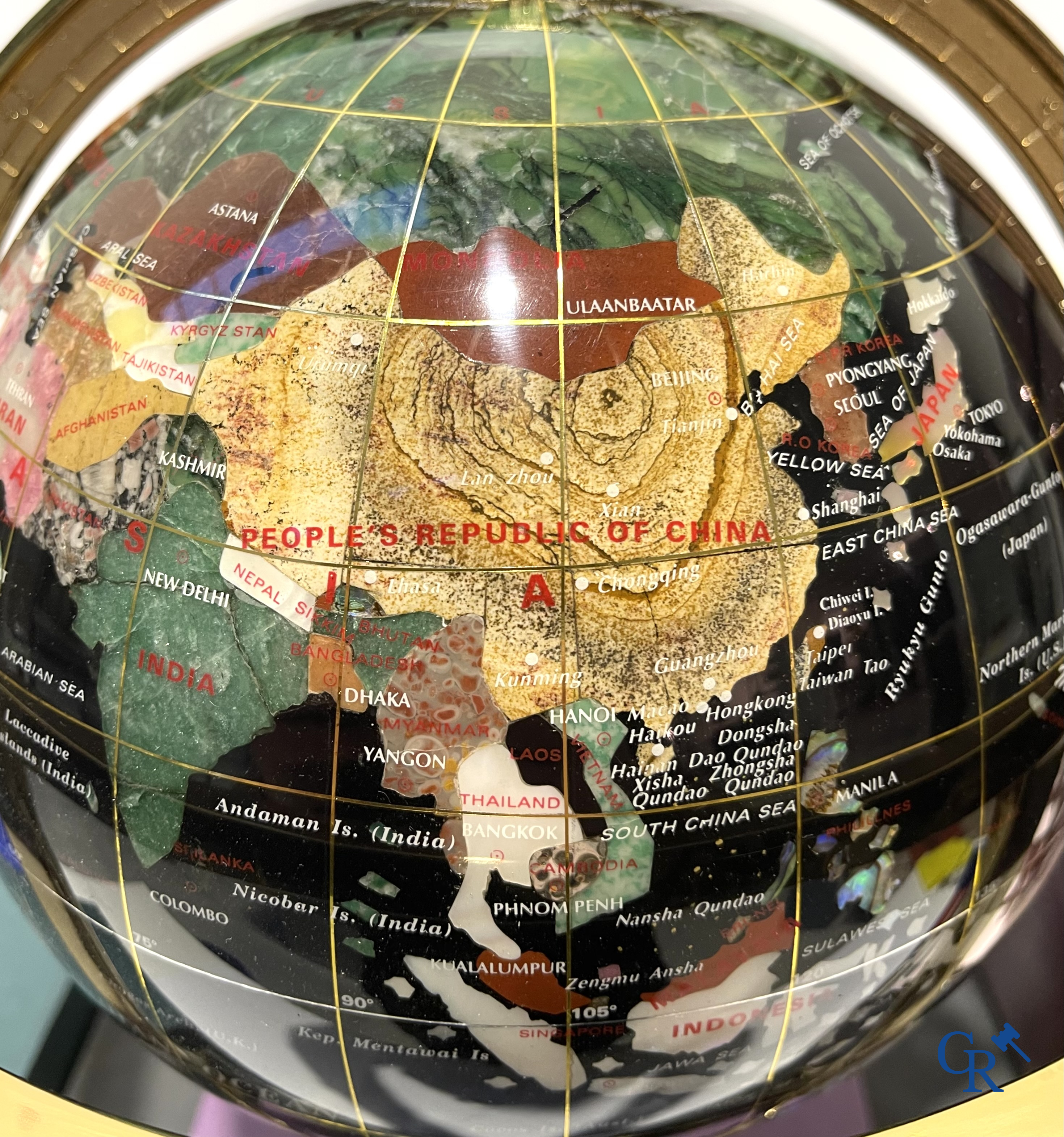 Groot lot kunstboeken, het Bénézit-woordenboek en een decoratieve moderne wereldbol.