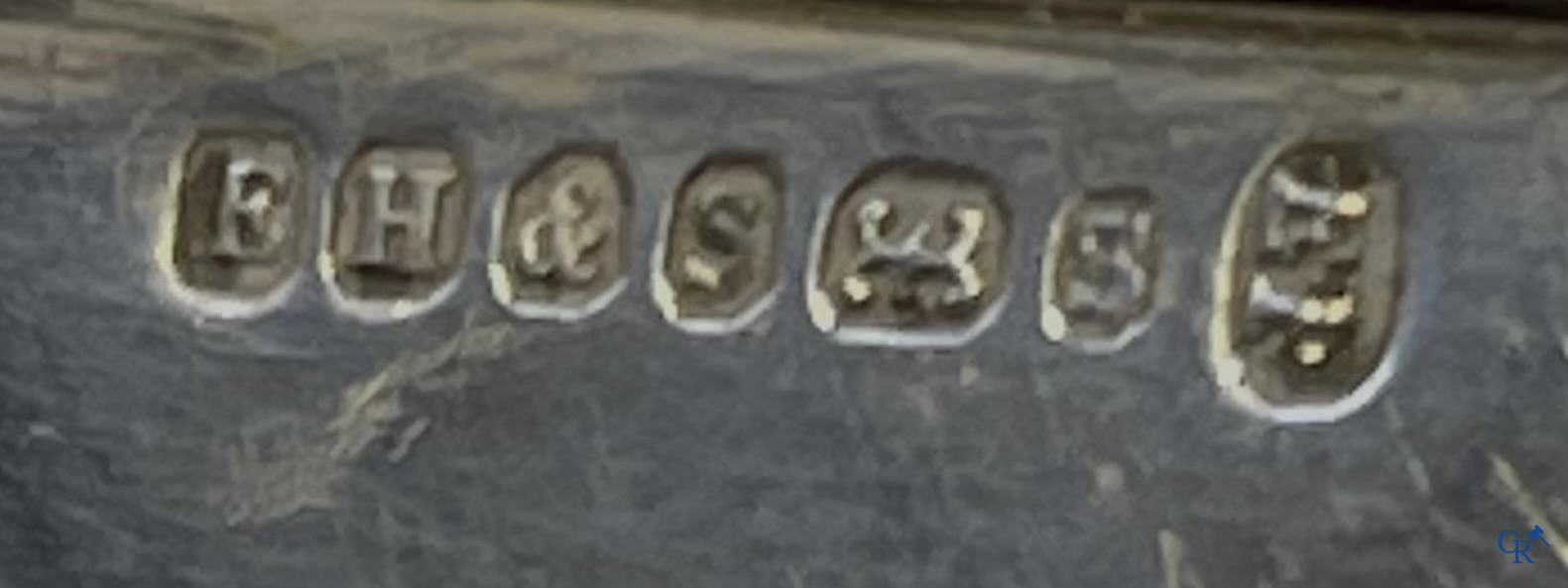 Paar Engelse sauskommen met deksel, een grote rechthoekige dienblad en een octogonaal dienblad in verzilverd metaal.