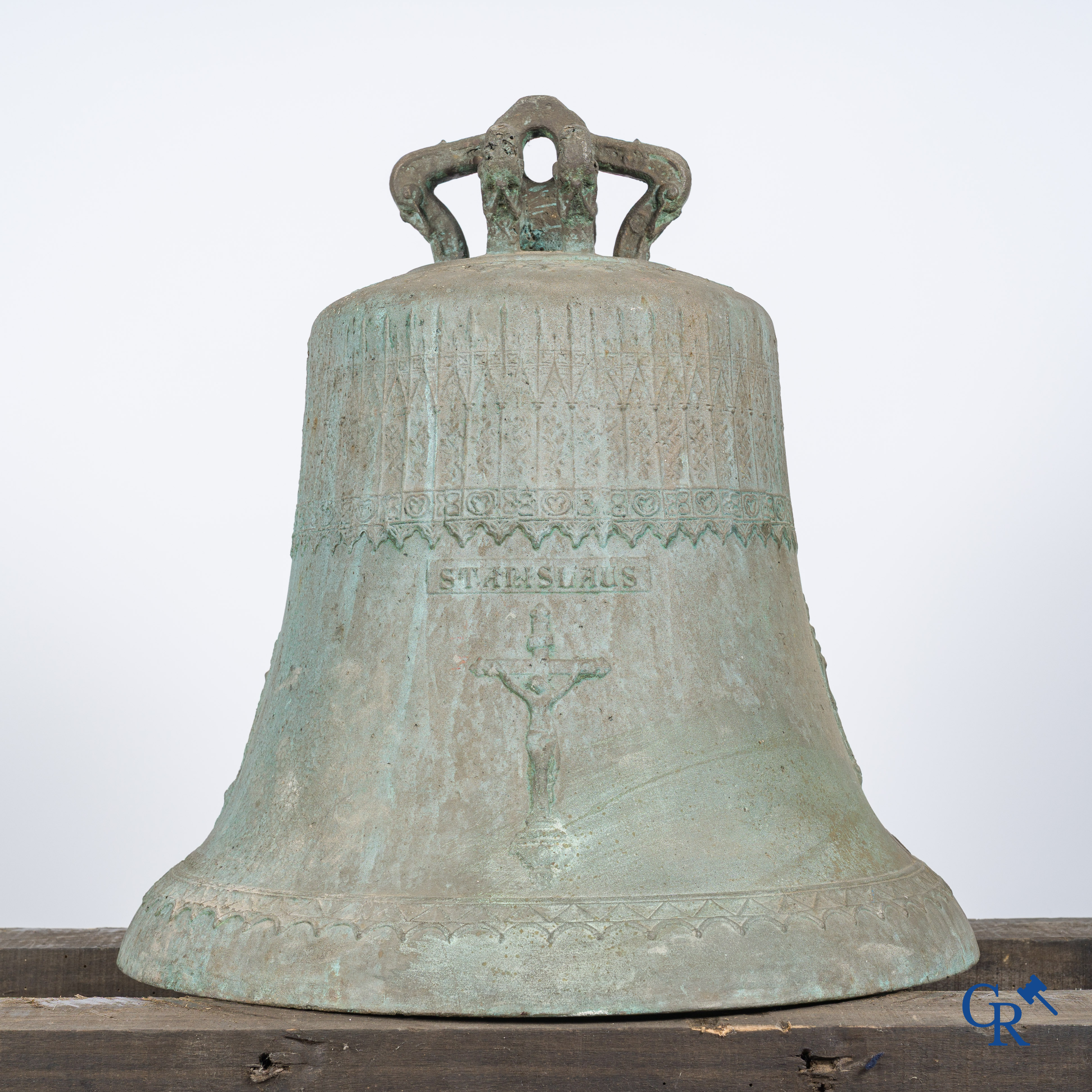 Religieuze objecten. Kerk kroonklok of bel in brons. Afbeelding van apostelen en Christus. Opschrift "Stanislaus".