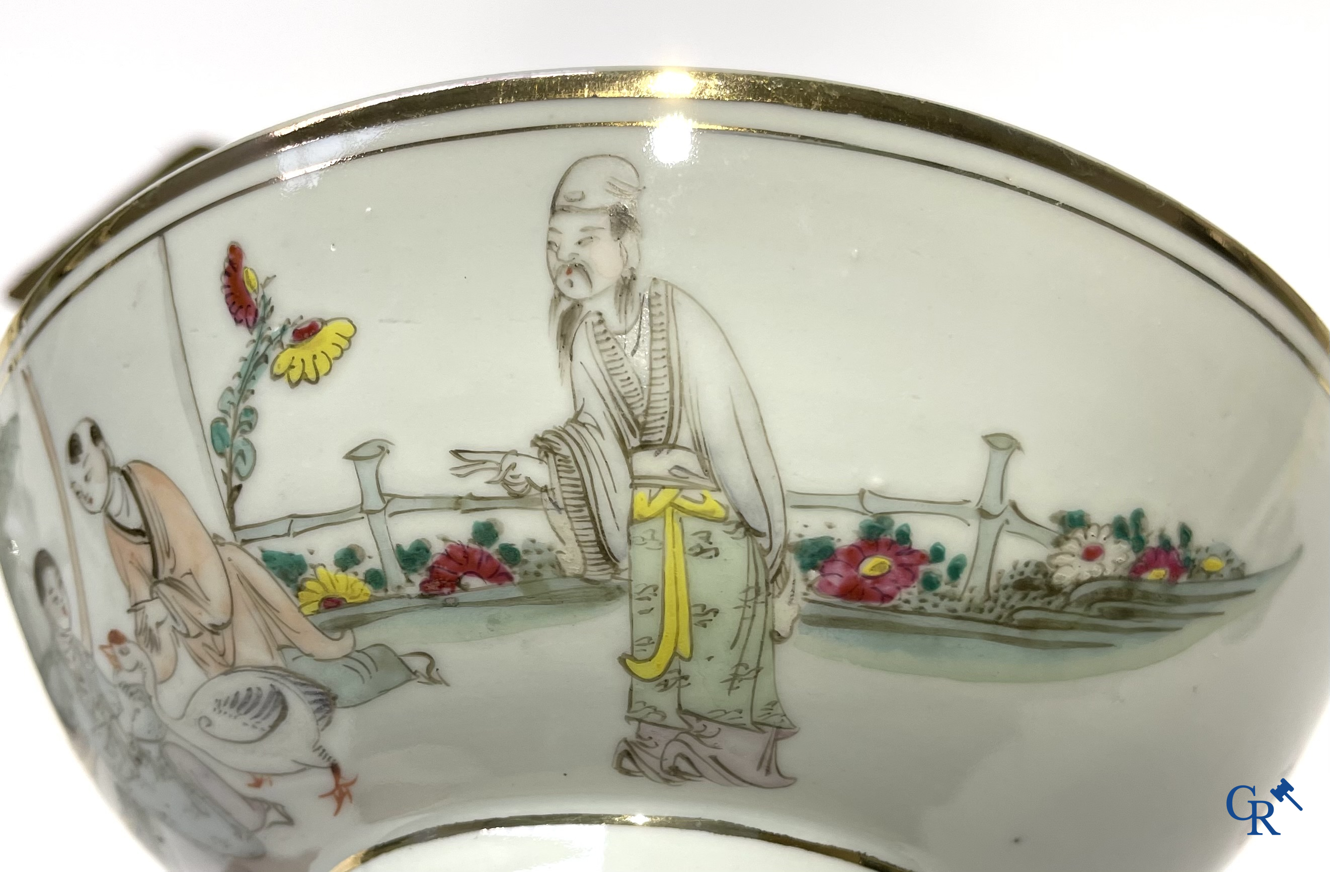 Aziatica. Chinees porselein. Een kavel van 2 Chinese theepotten en een Chinese kom.