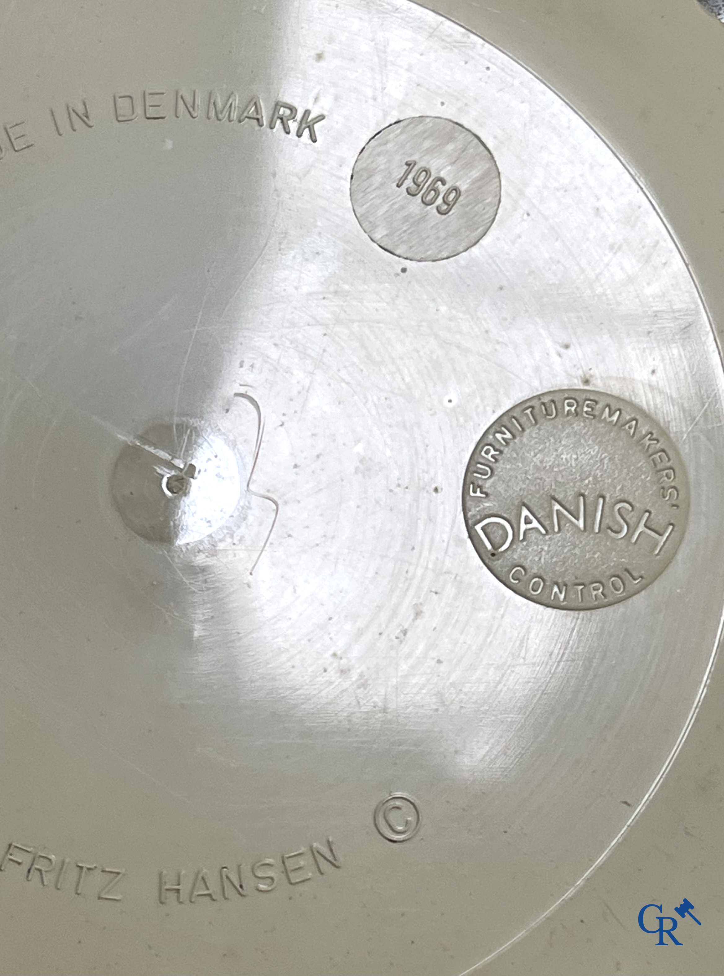 Arne Jacobsen (1902-1971) Een reeks van 4 stoelen in hout en metaal. Editie Fritz Hansen.