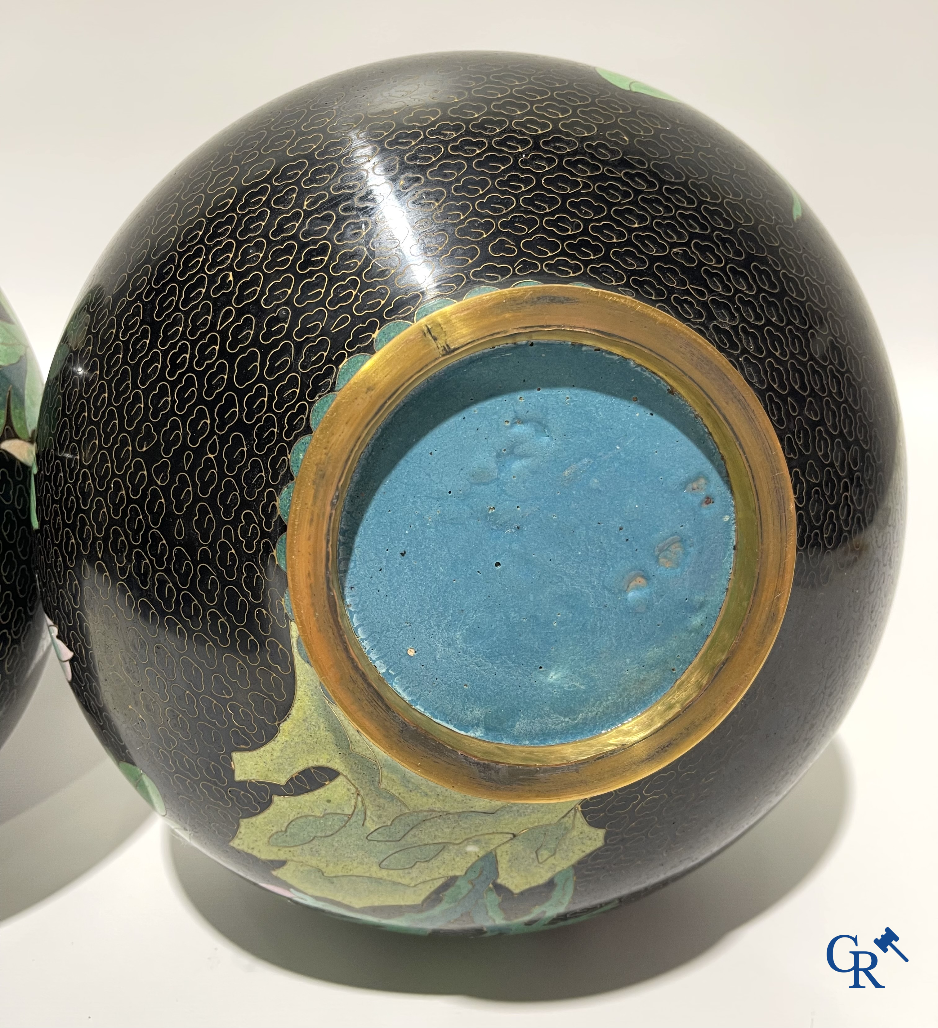 Een paar Chinese cloisonne vazen met bloemendecor.