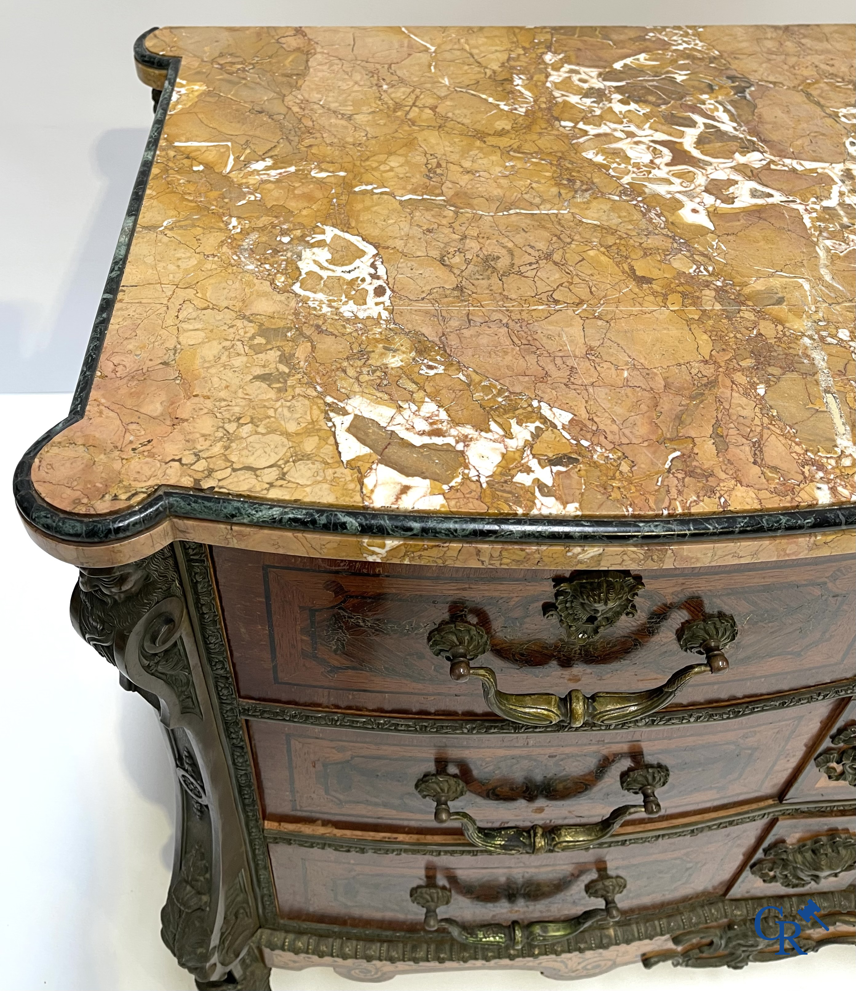 Uitzonderlijke commode Mazarine in marquetterie en brons. Plateau in Italiaanse Sienna marmer. LXIV-stijl.