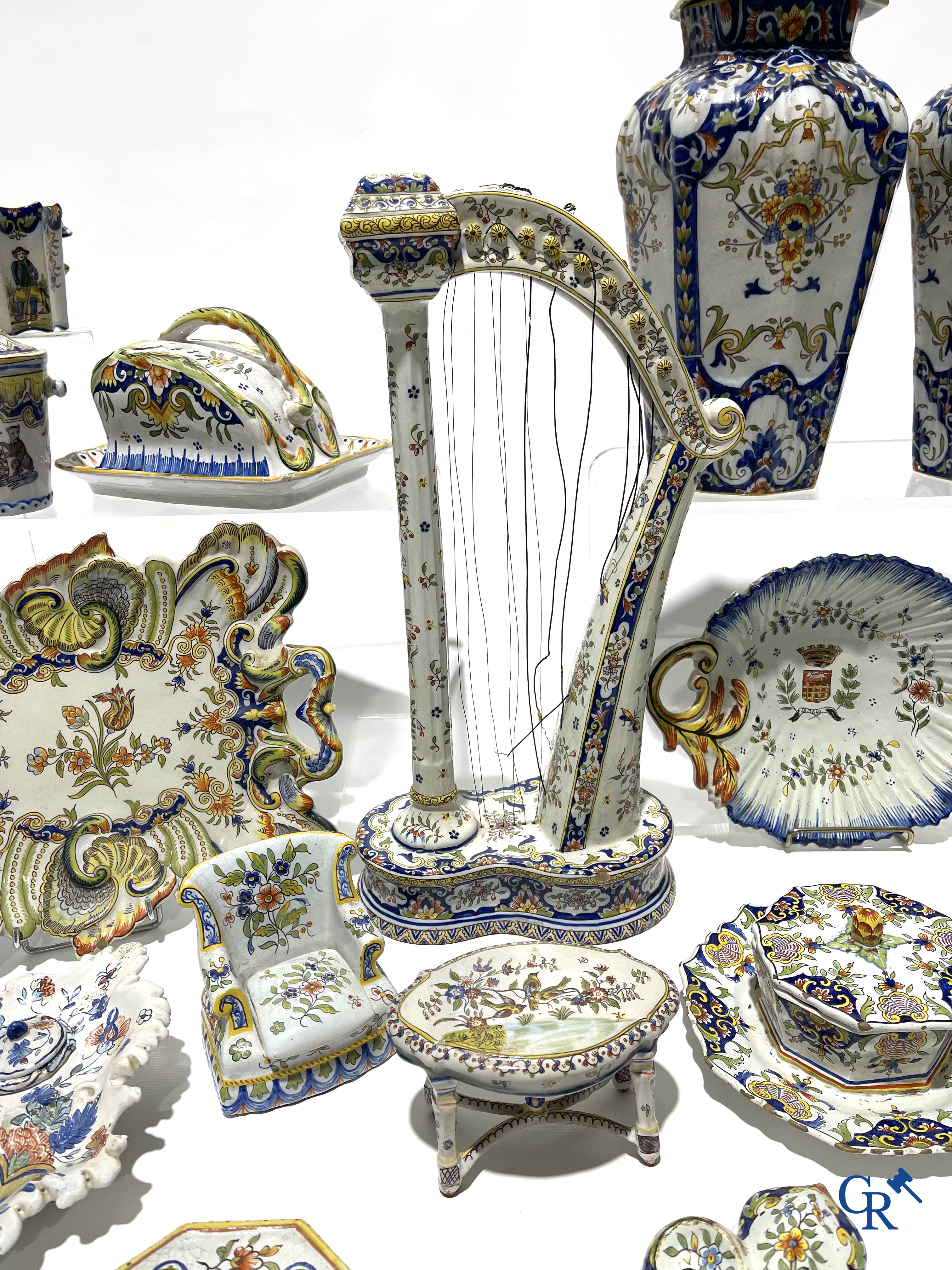 Faience van Rouen, Devres. Interessant en groot lot met diverse polychrome vormstukken. 19e eeuw.