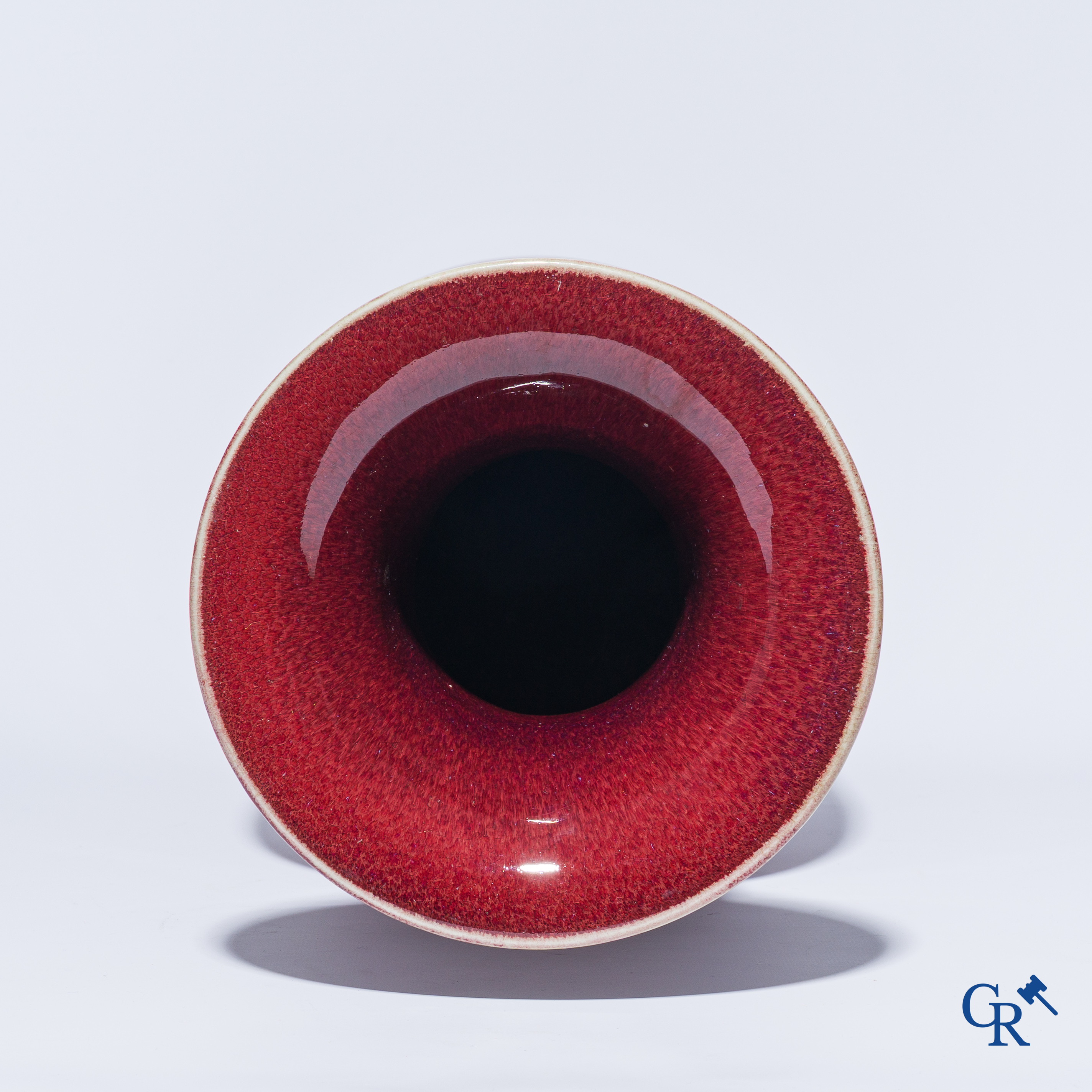 Aziatica. Een grote Chinese Sang de boeuf vaas. 19e eeuw.